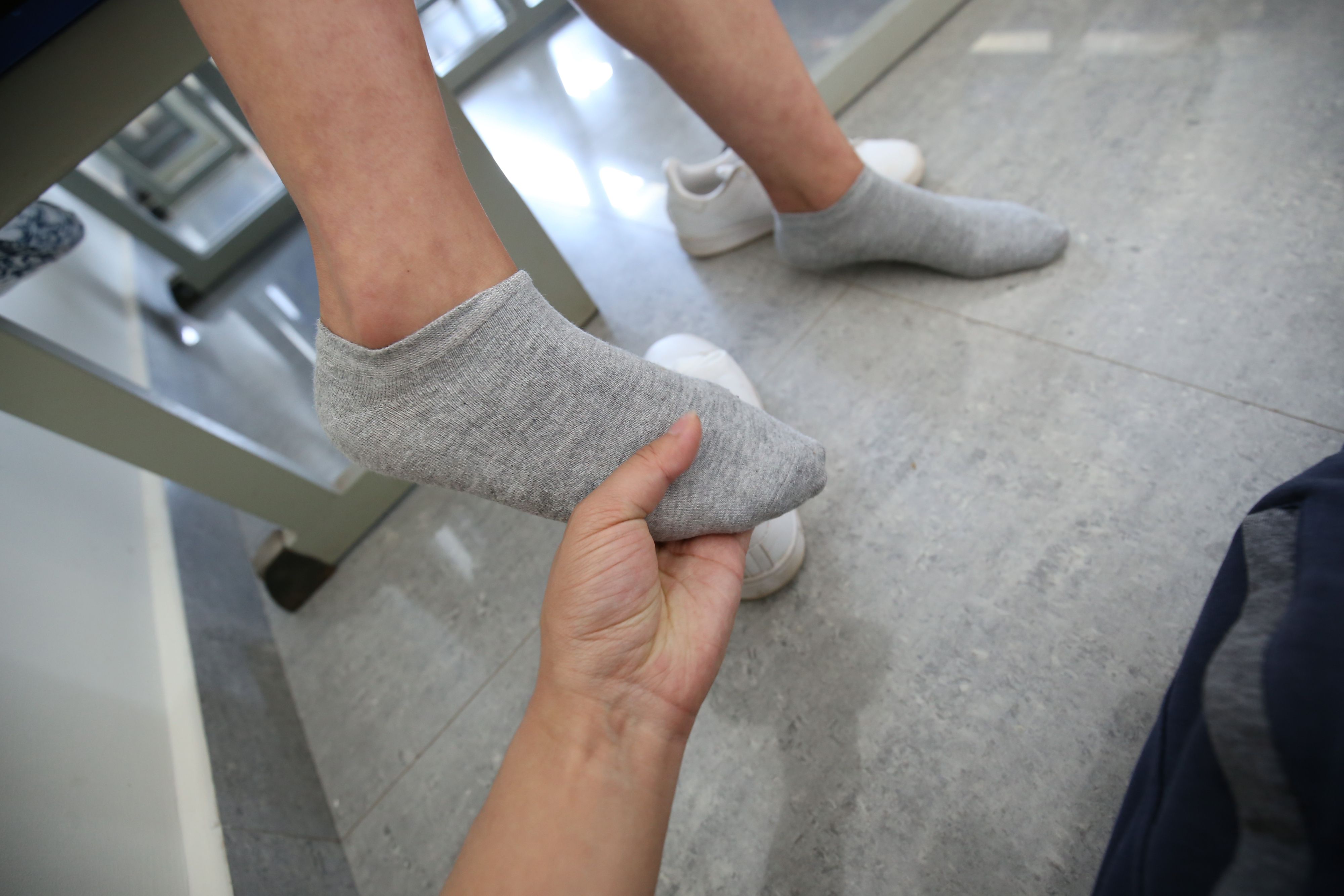 《四眼学妹棉袜脚丫》作品图