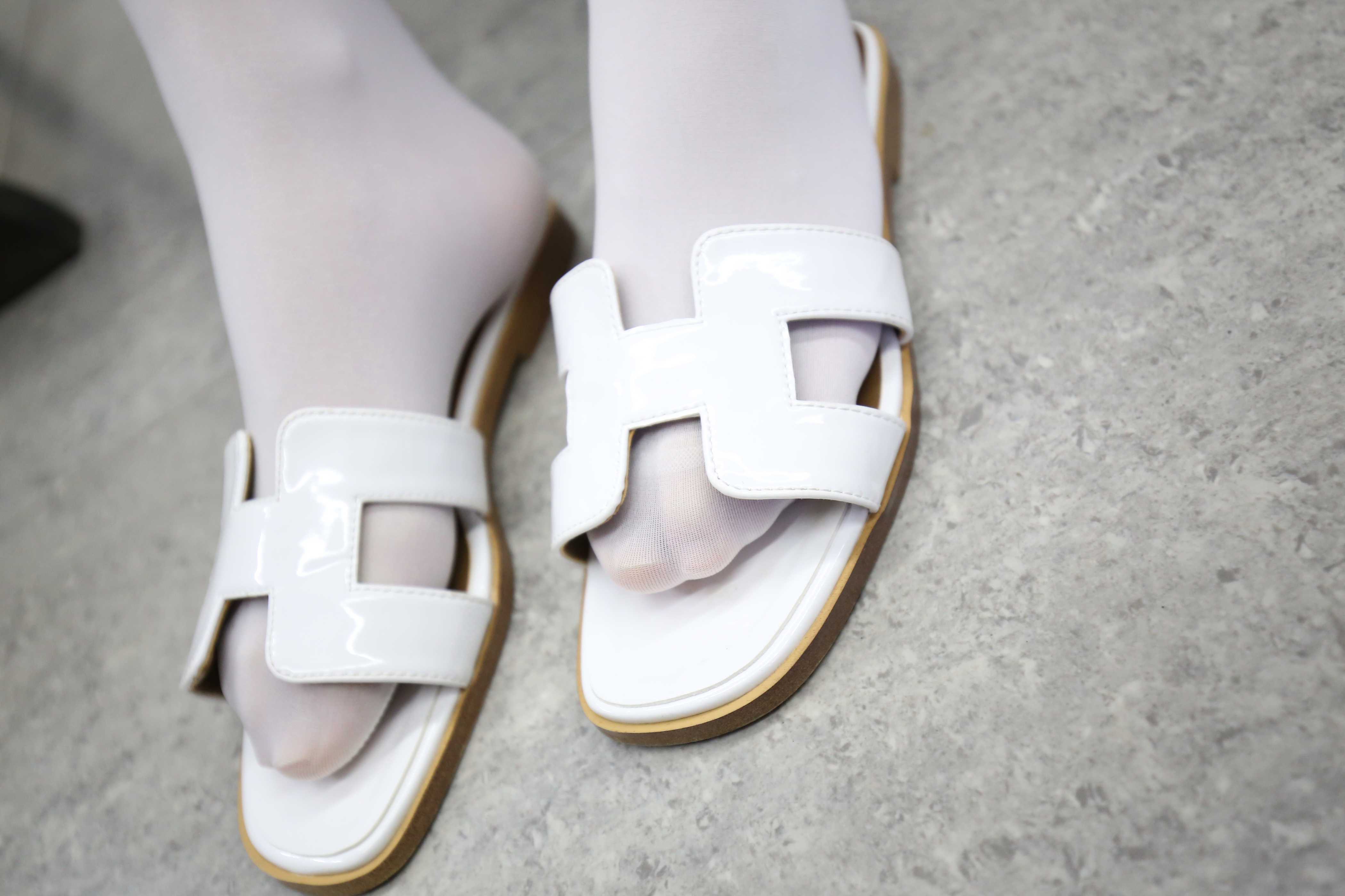 《清纯学妹凉拖白丝袜脚》作品图