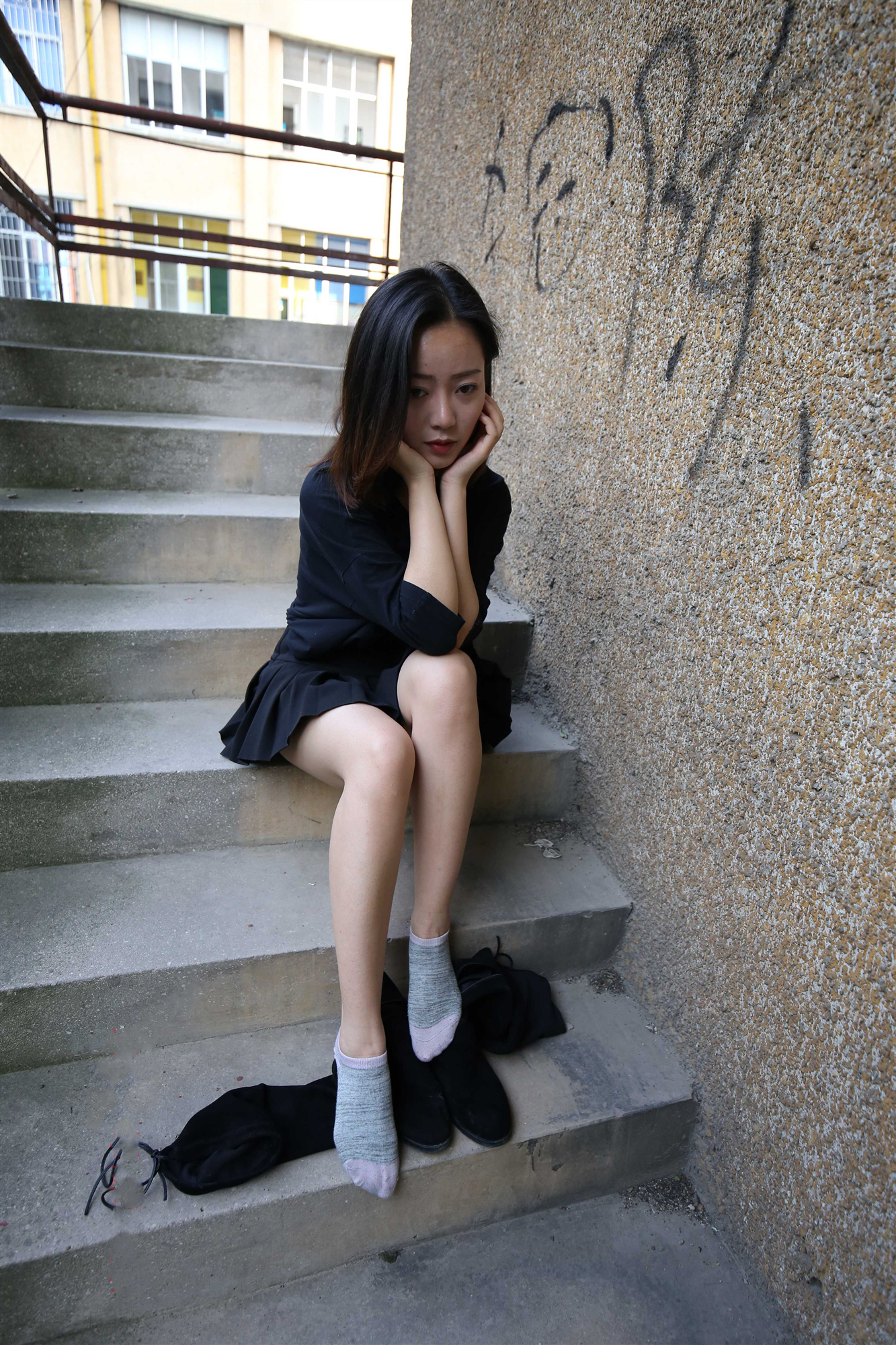 《黑色连衣裙棉袜の裸足脚丫》作品图