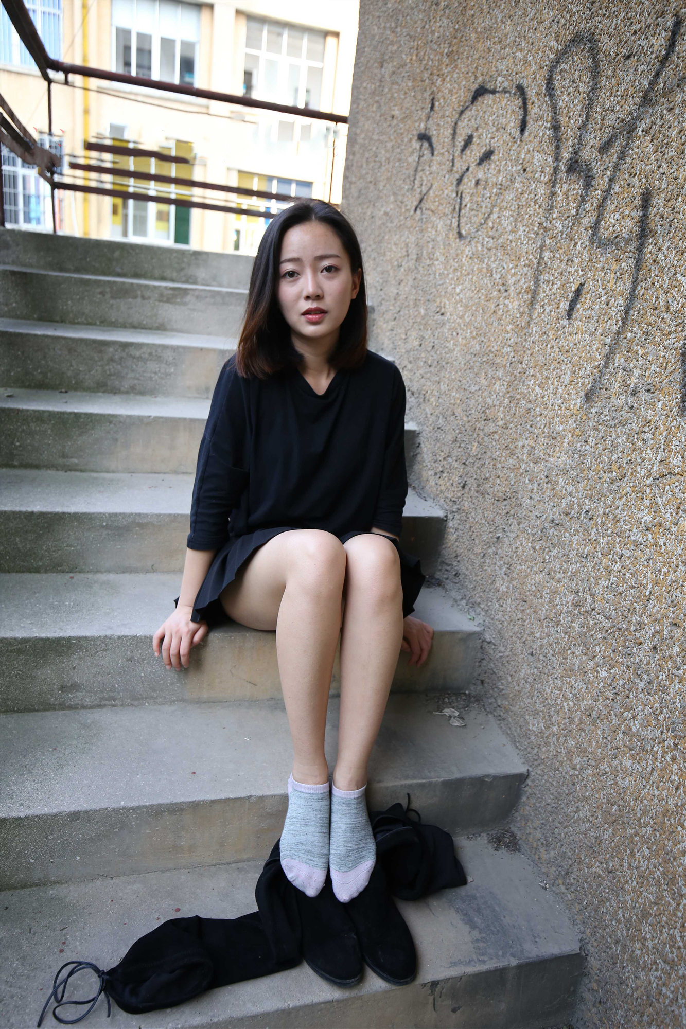 《黑色连衣裙棉袜の裸足脚丫》作品图