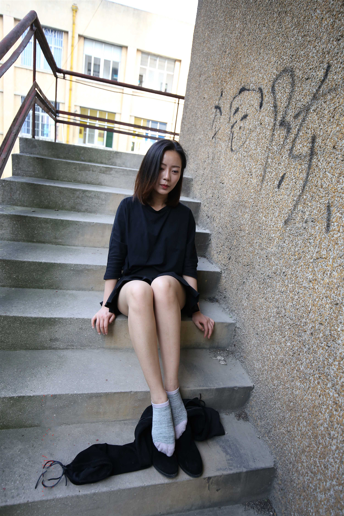 《黑色连衣裙棉袜の裸足脚丫》作品图