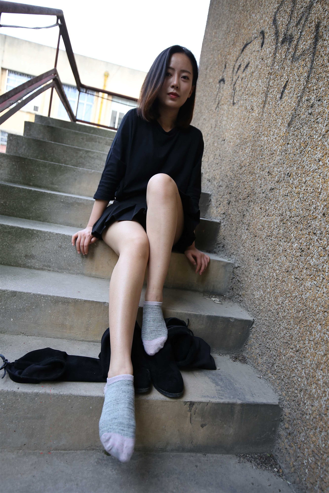 《黑色连衣裙棉袜の裸足脚丫》作品图