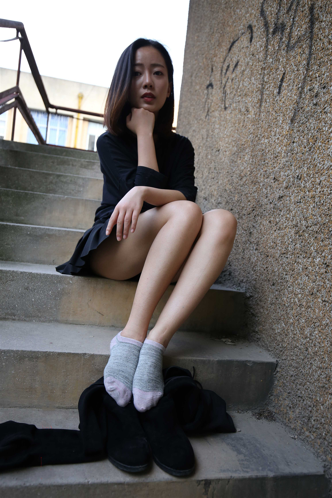 《黑色连衣裙棉袜の裸足脚丫》作品图