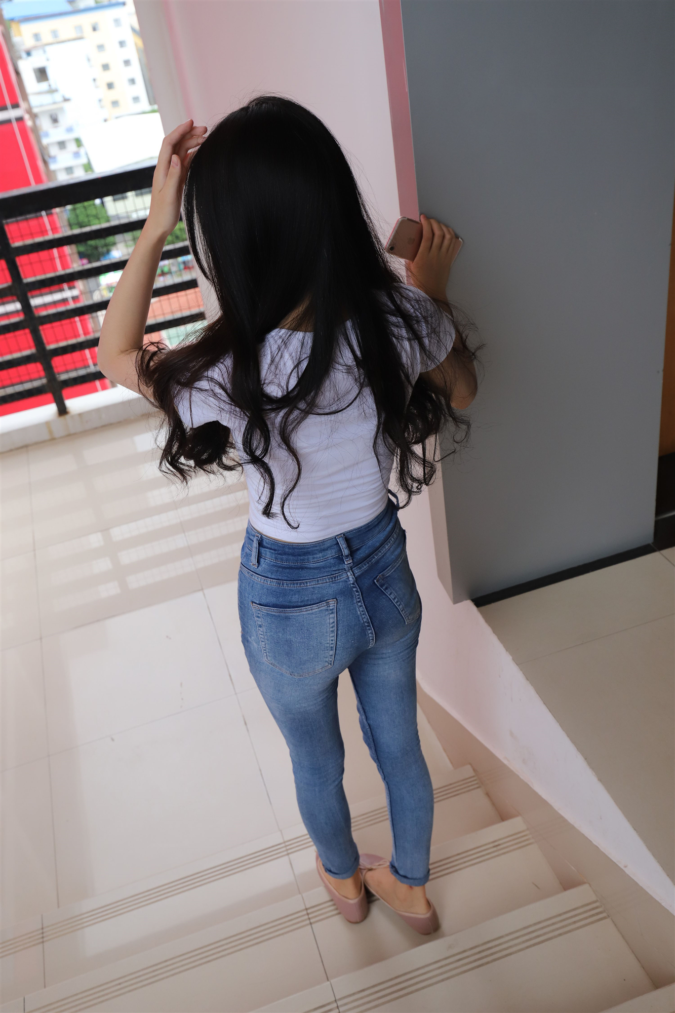 《紧身牛仔の裸足女生》作品图