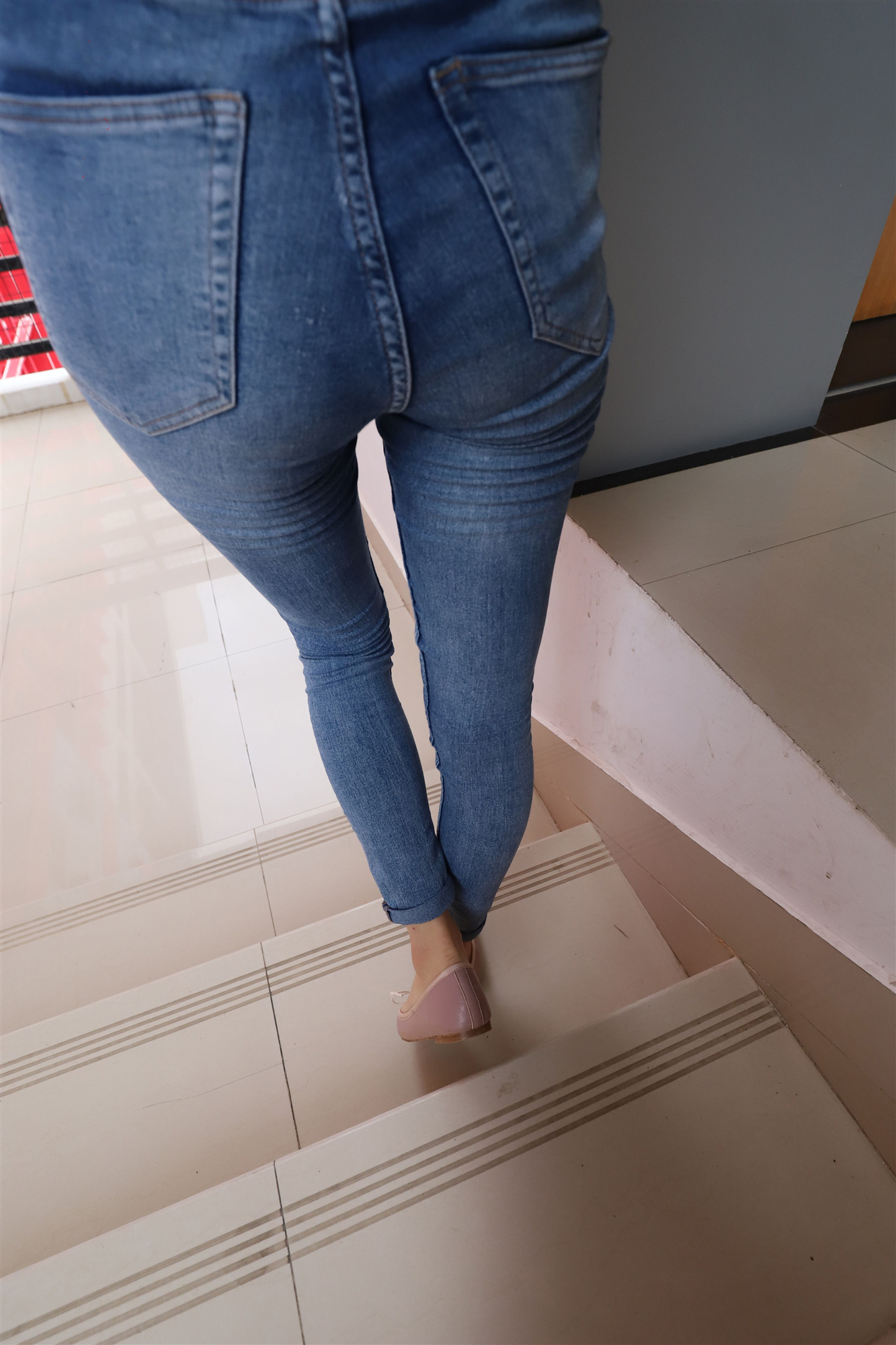 《紧身牛仔の裸足女生》作品图