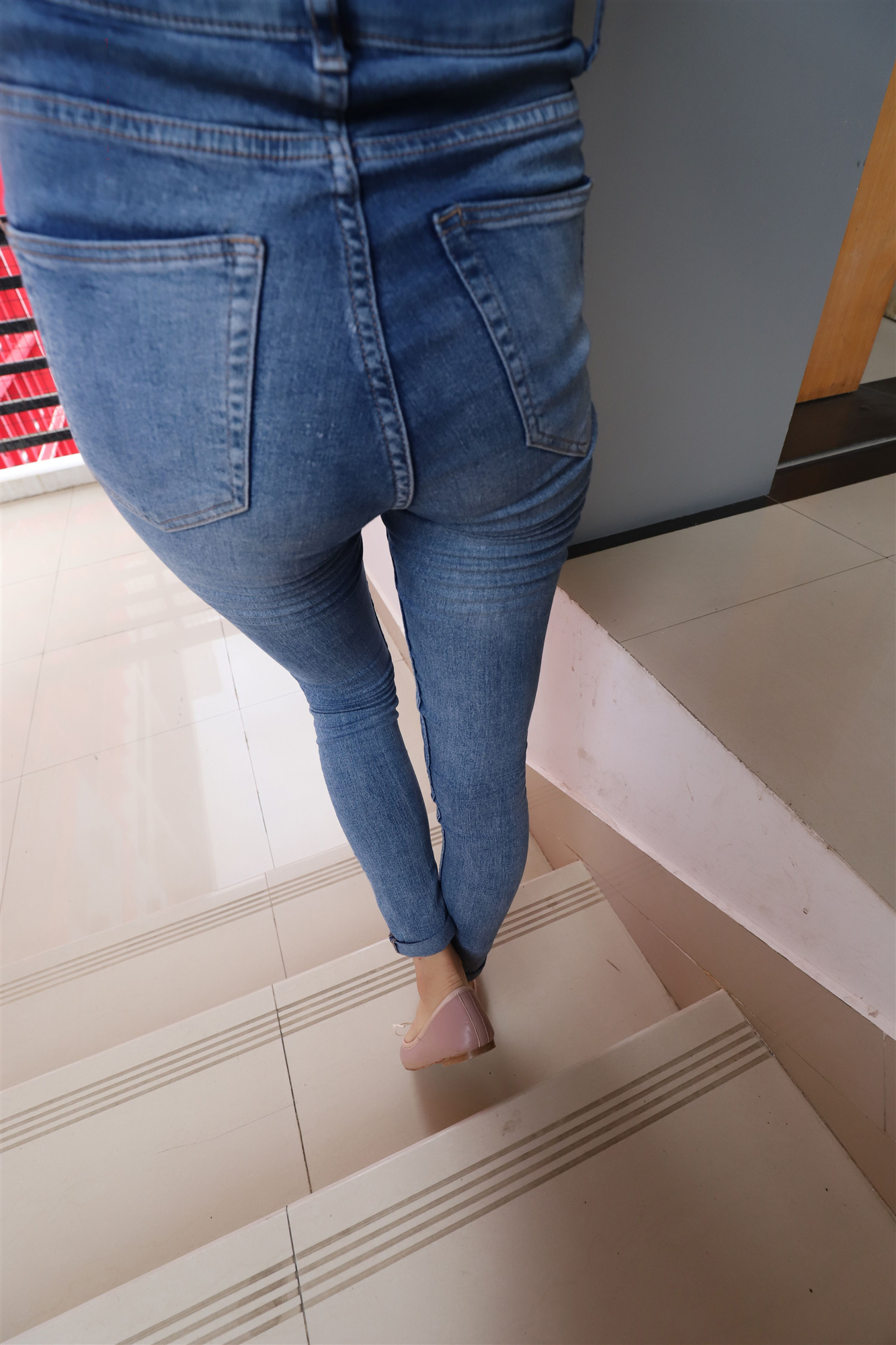 《紧身牛仔の裸足女生》作品图