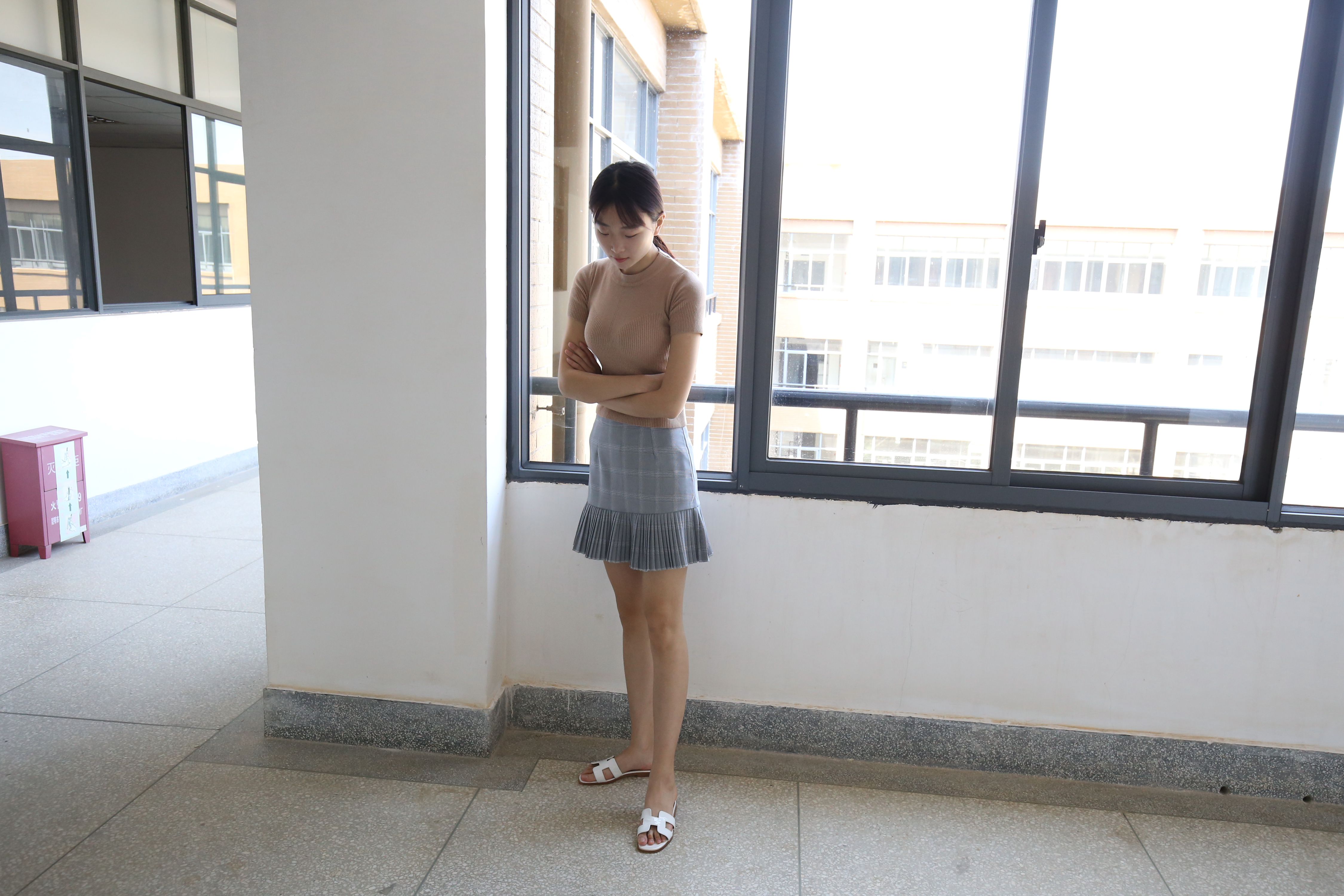 《教学楼里的裸足女生+视频一部》作品图