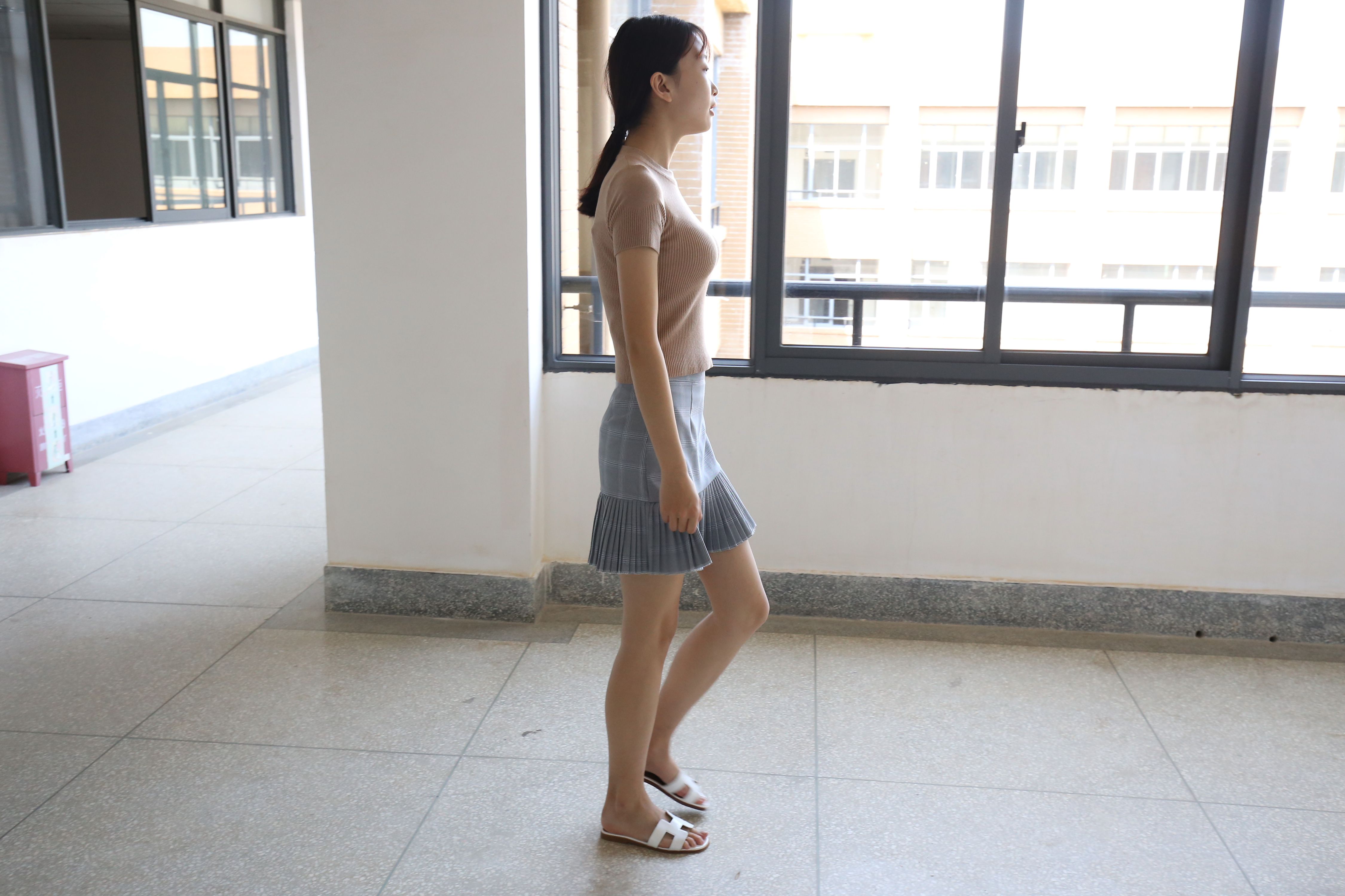 《教学楼里的裸足女生+视频一部》作品图