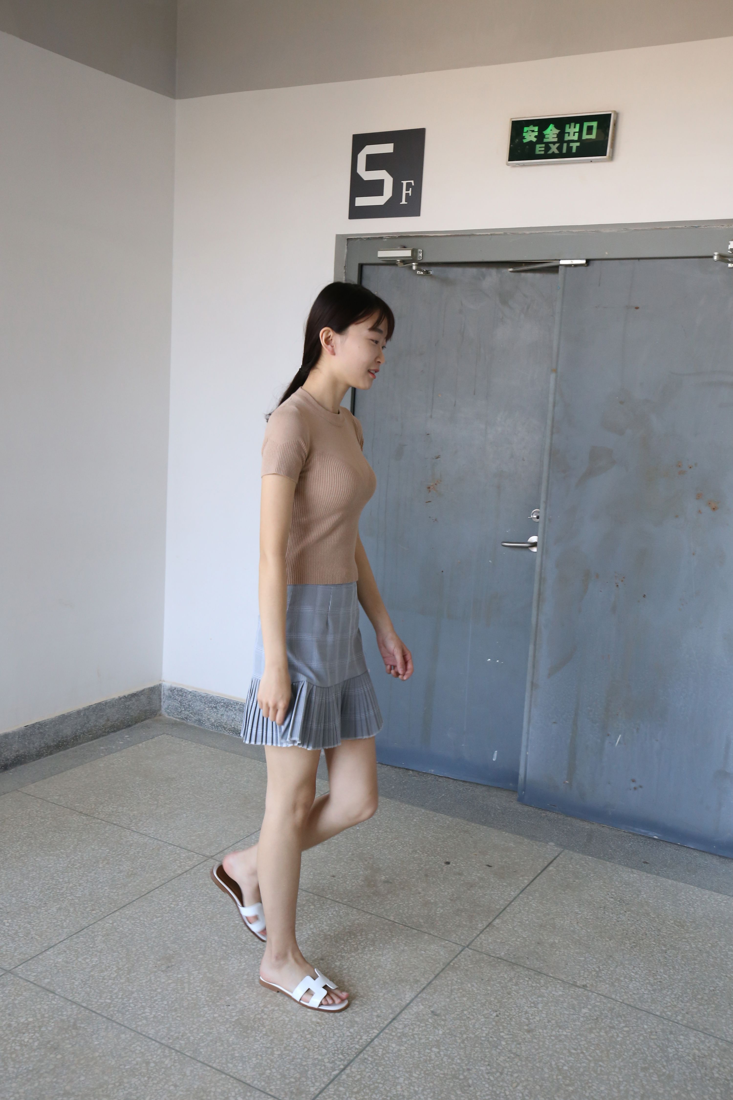 《教学楼里的裸足女生+视频一部》作品图