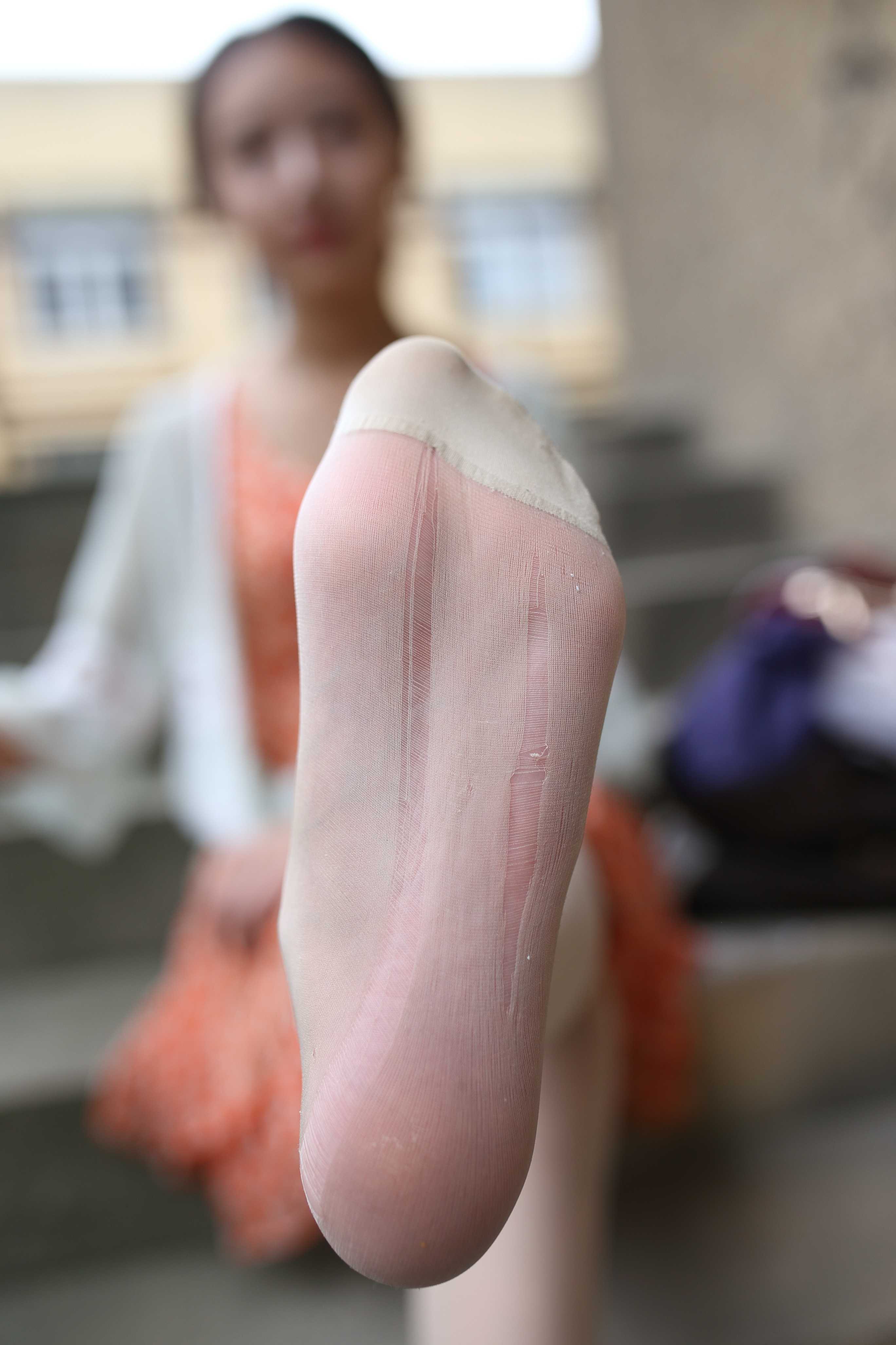 《碎花裙少女の丝袜脚丫》作品图