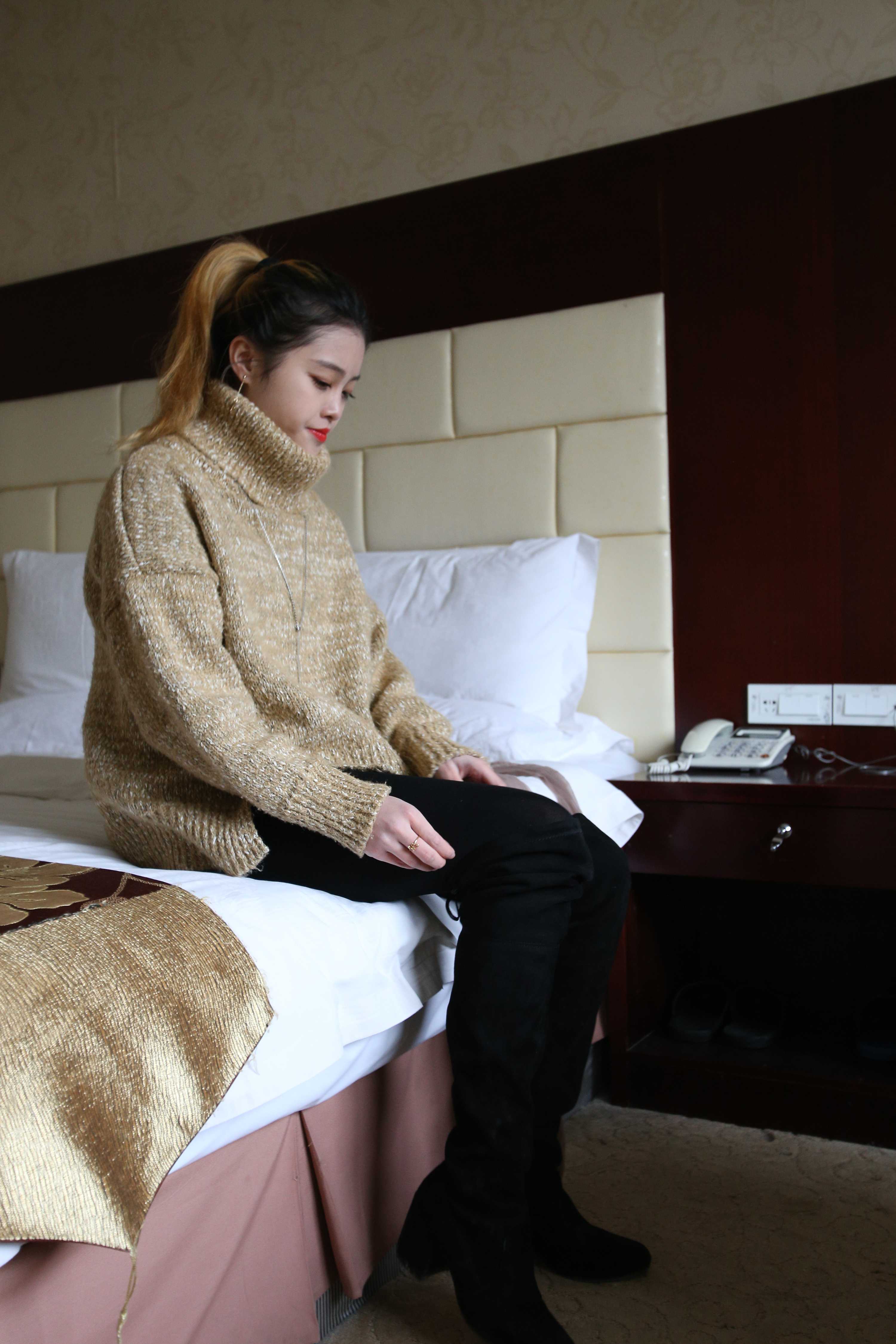 《小性感妹の黑厚丝脚丫+视频两部》作品图