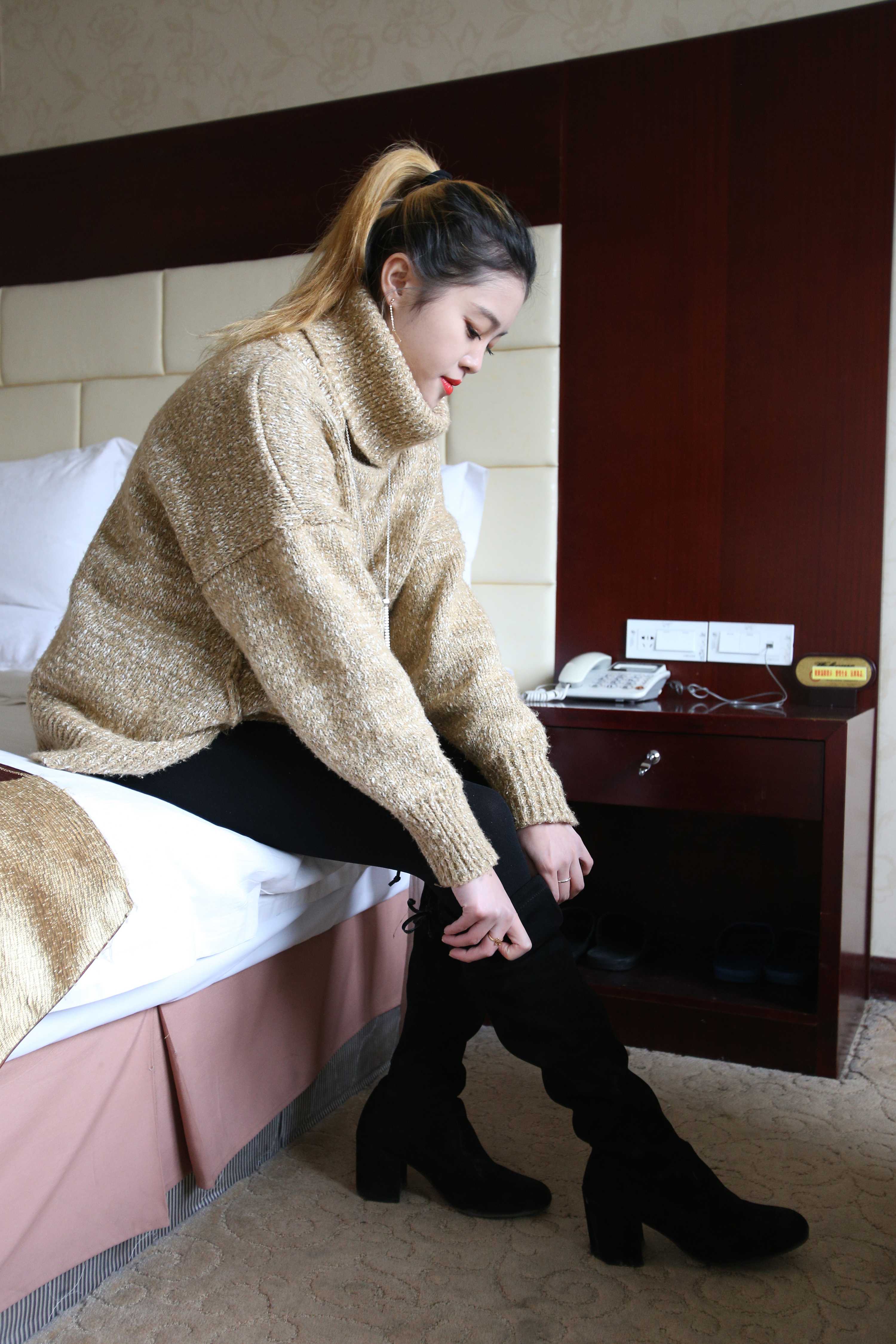 《小性感妹の黑厚丝脚丫+视频两部》作品图