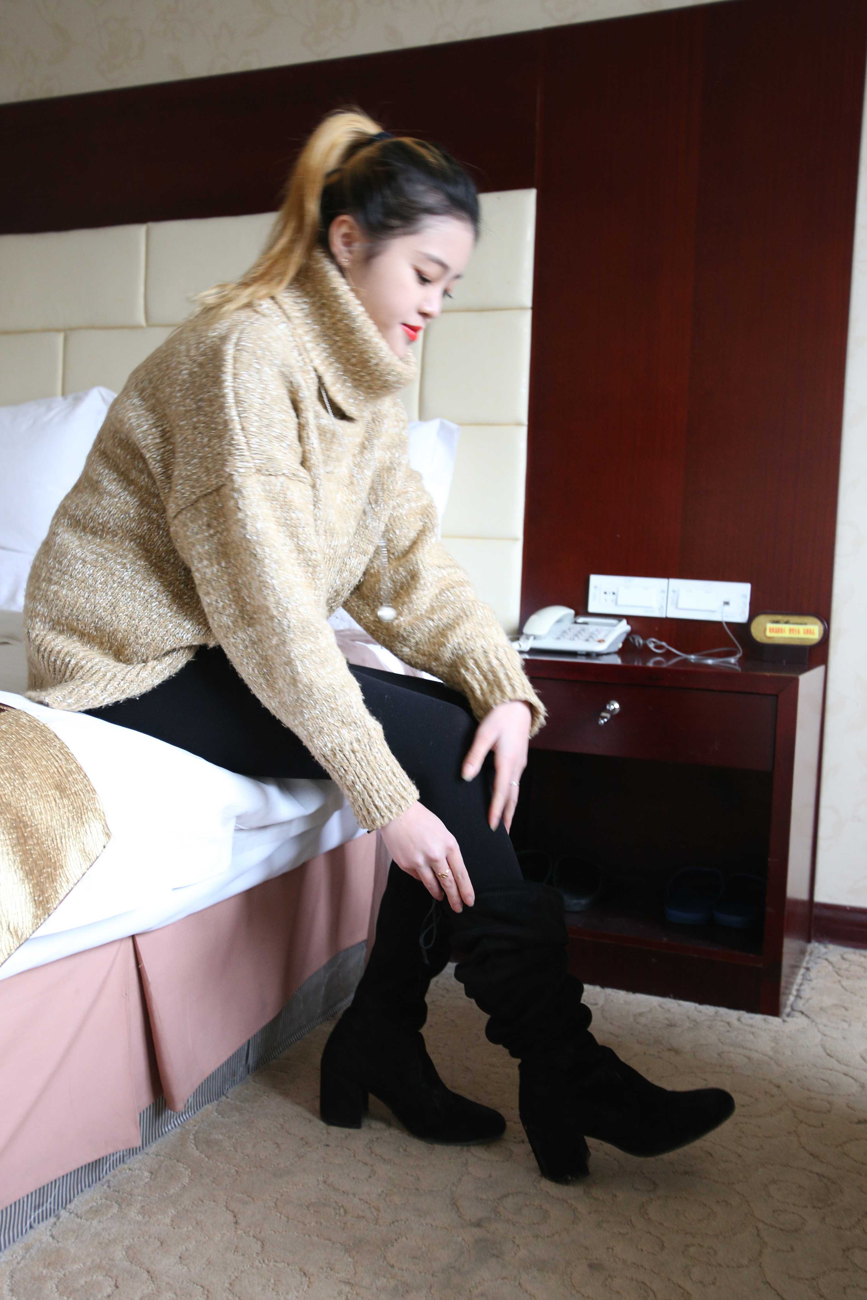 《小性感妹の黑厚丝脚丫+视频两部》作品图