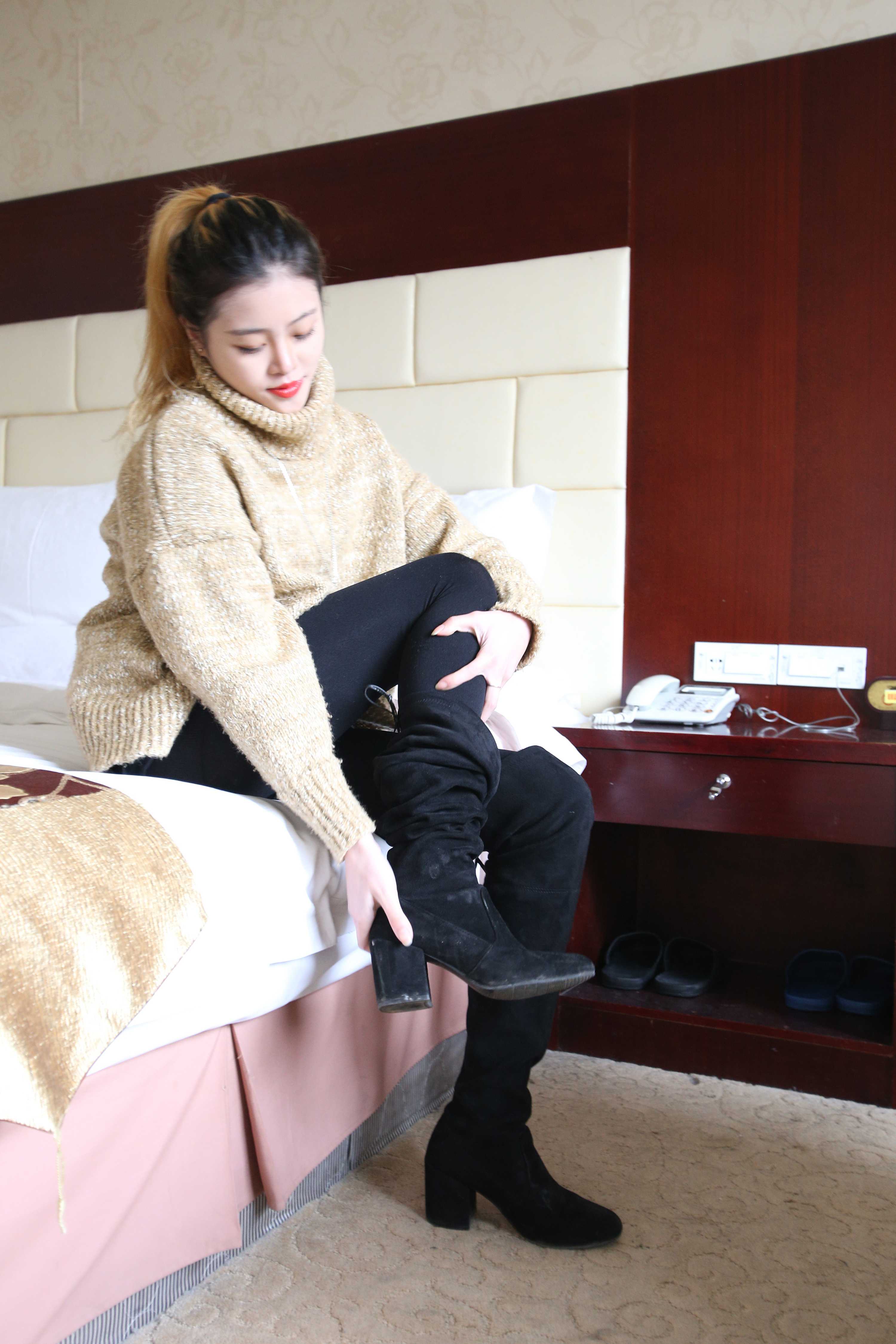 《小性感妹の黑厚丝脚丫+视频两部》作品图