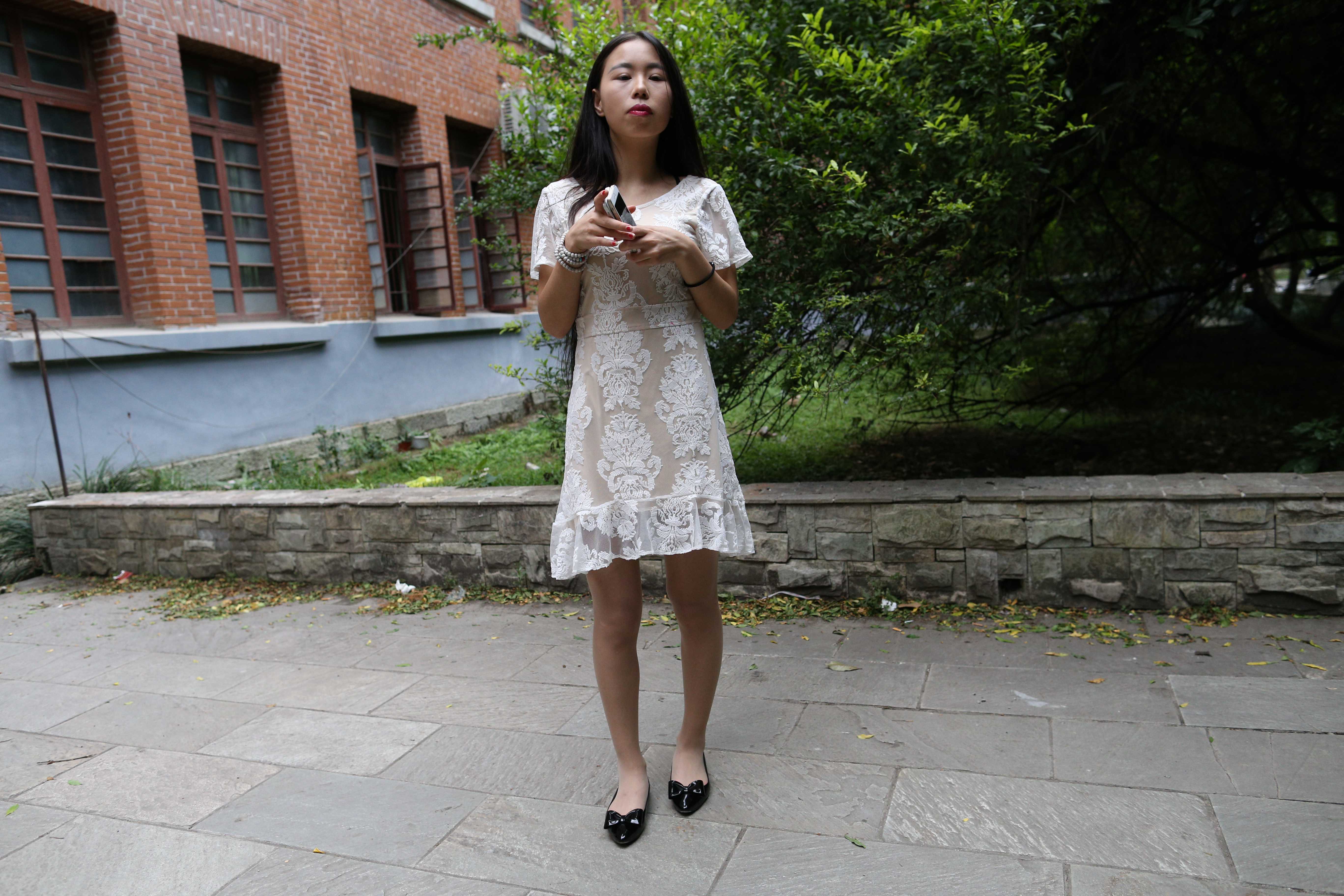 《白色连衣裙の灰丝脚丫+视频四部》作品图