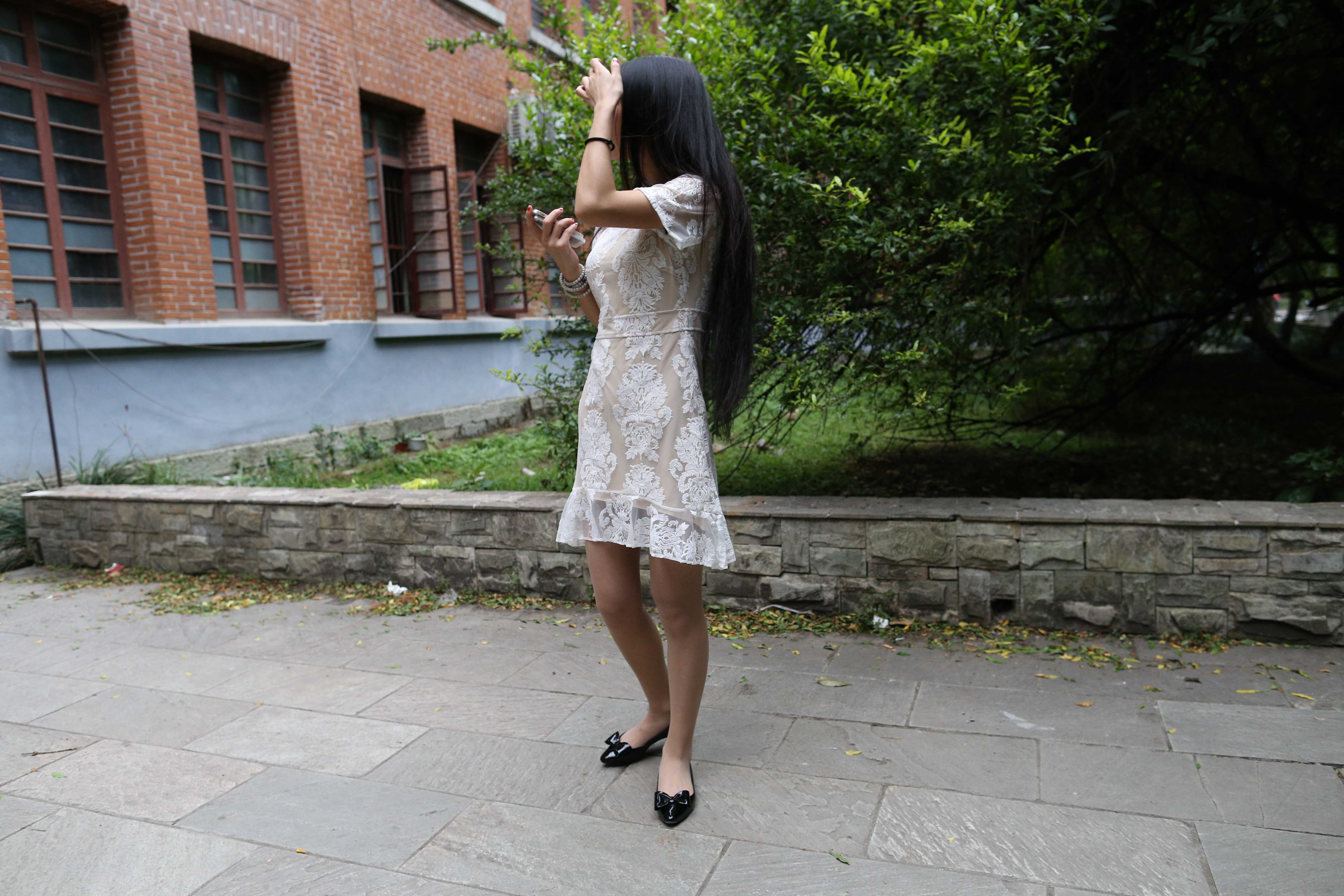 《白色连衣裙の灰丝脚丫+视频四部》作品图