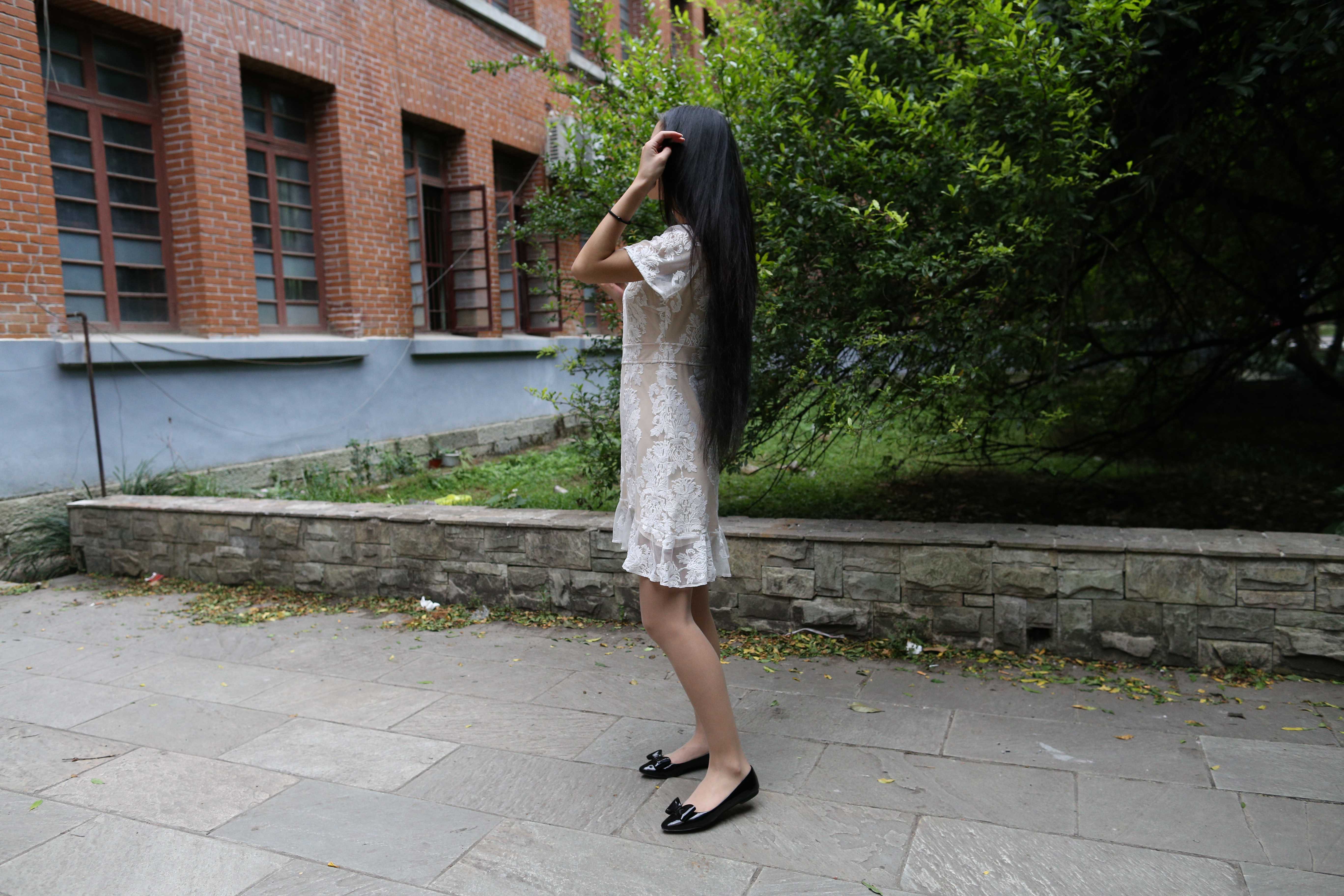 《白色连衣裙の灰丝脚丫+视频四部》作品图