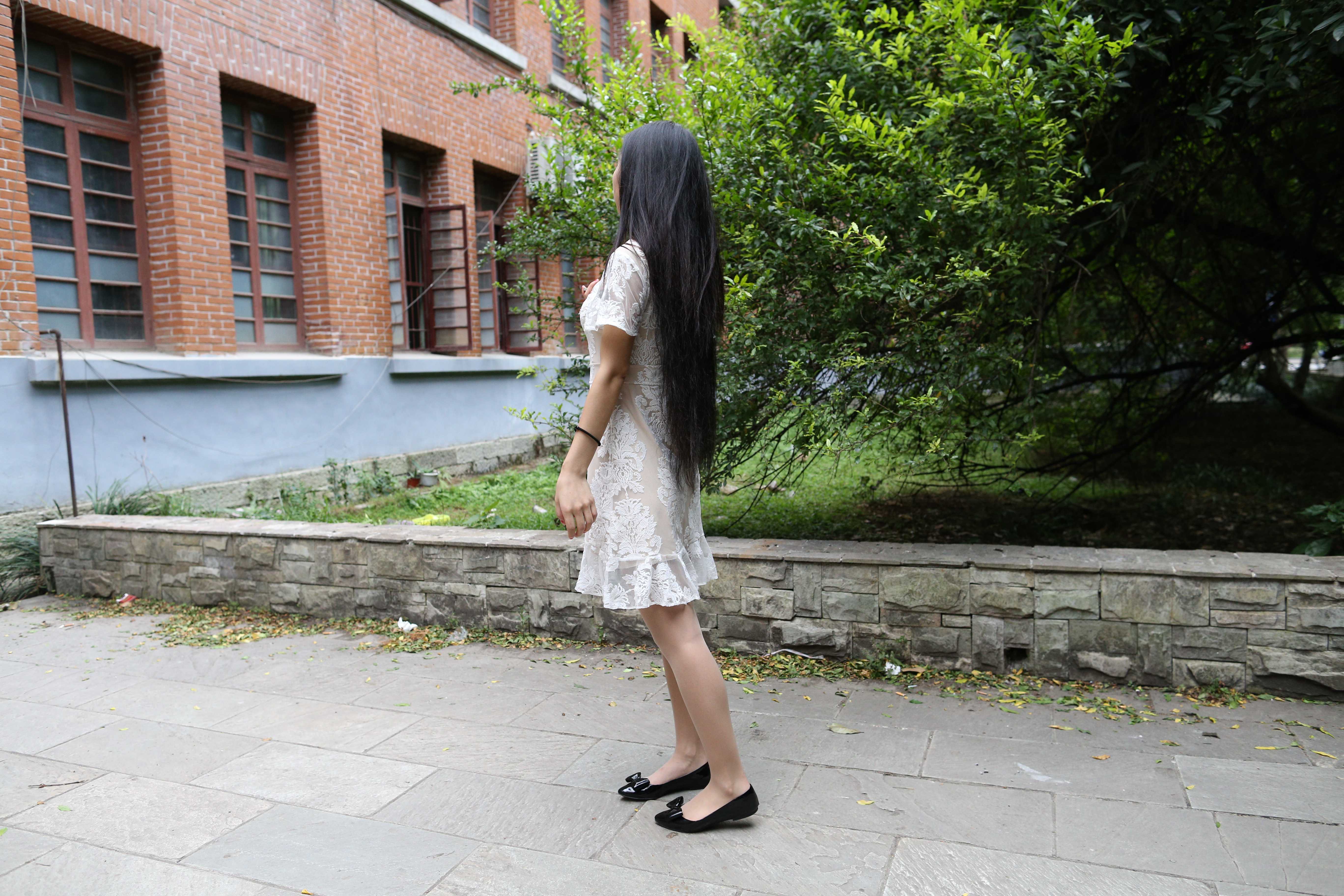 《白色连衣裙の灰丝脚丫+视频四部》作品图