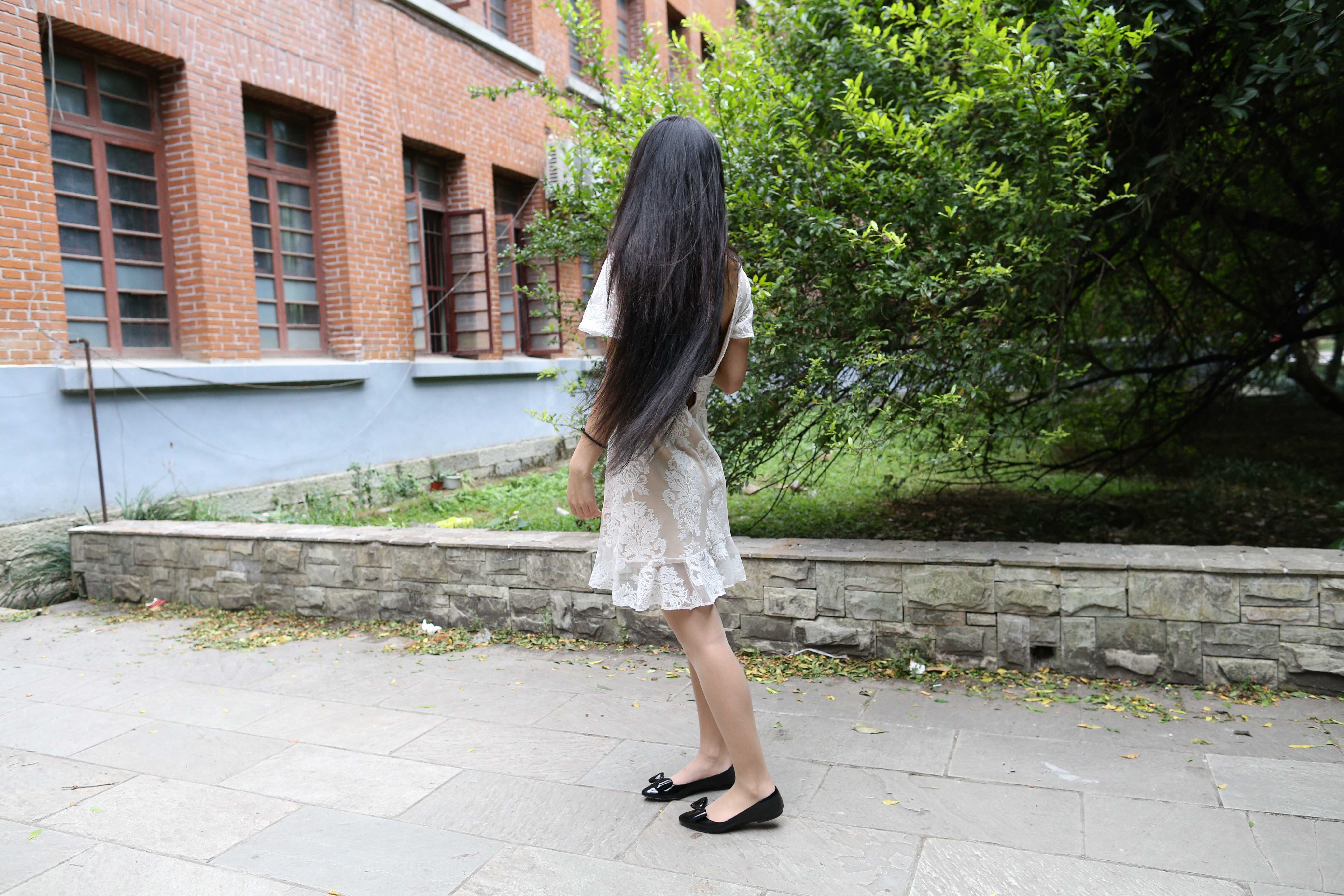 《白色连衣裙の灰丝脚丫+视频四部》作品图