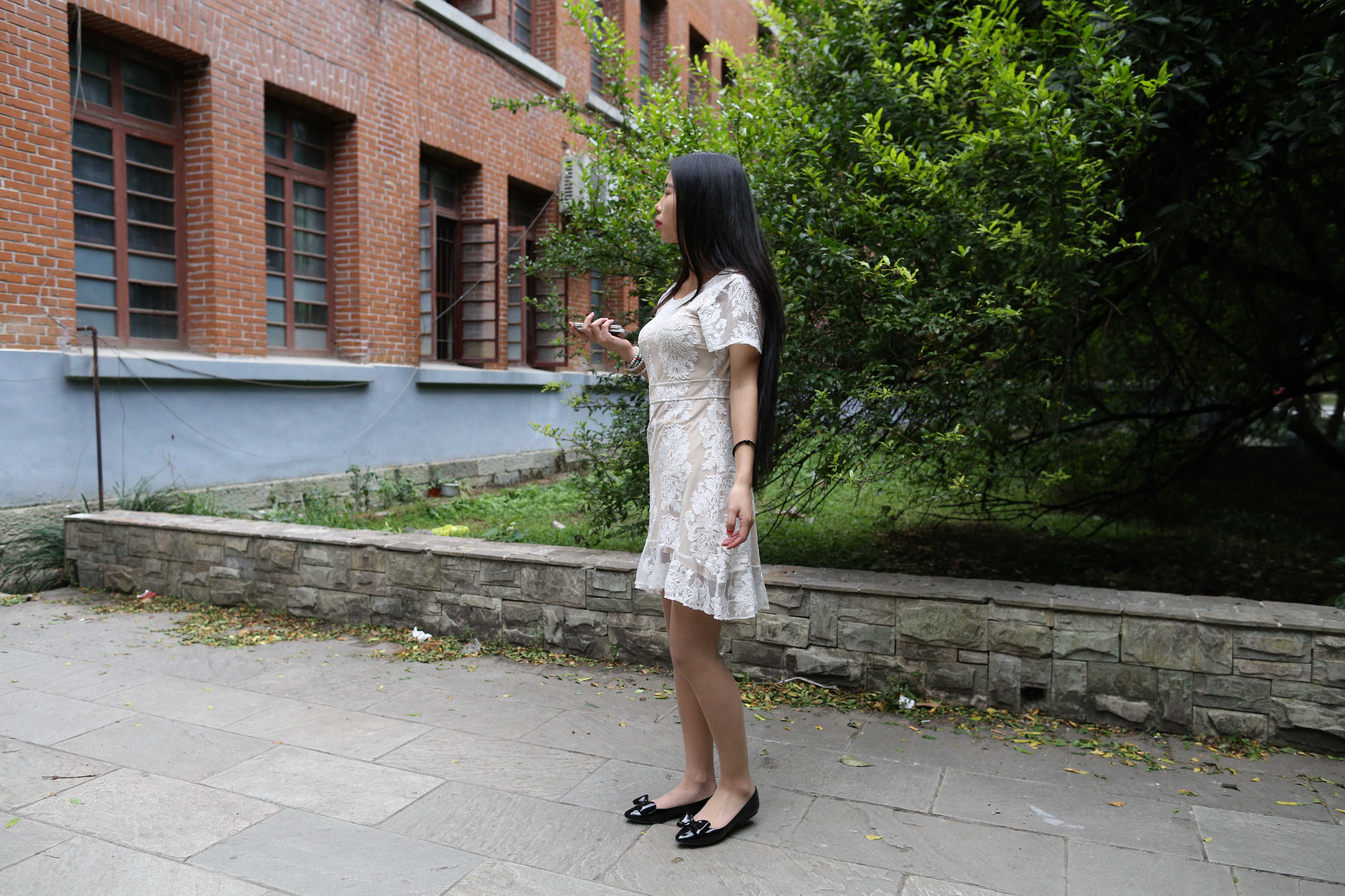 《白色连衣裙の灰丝脚丫+视频四部》作品图