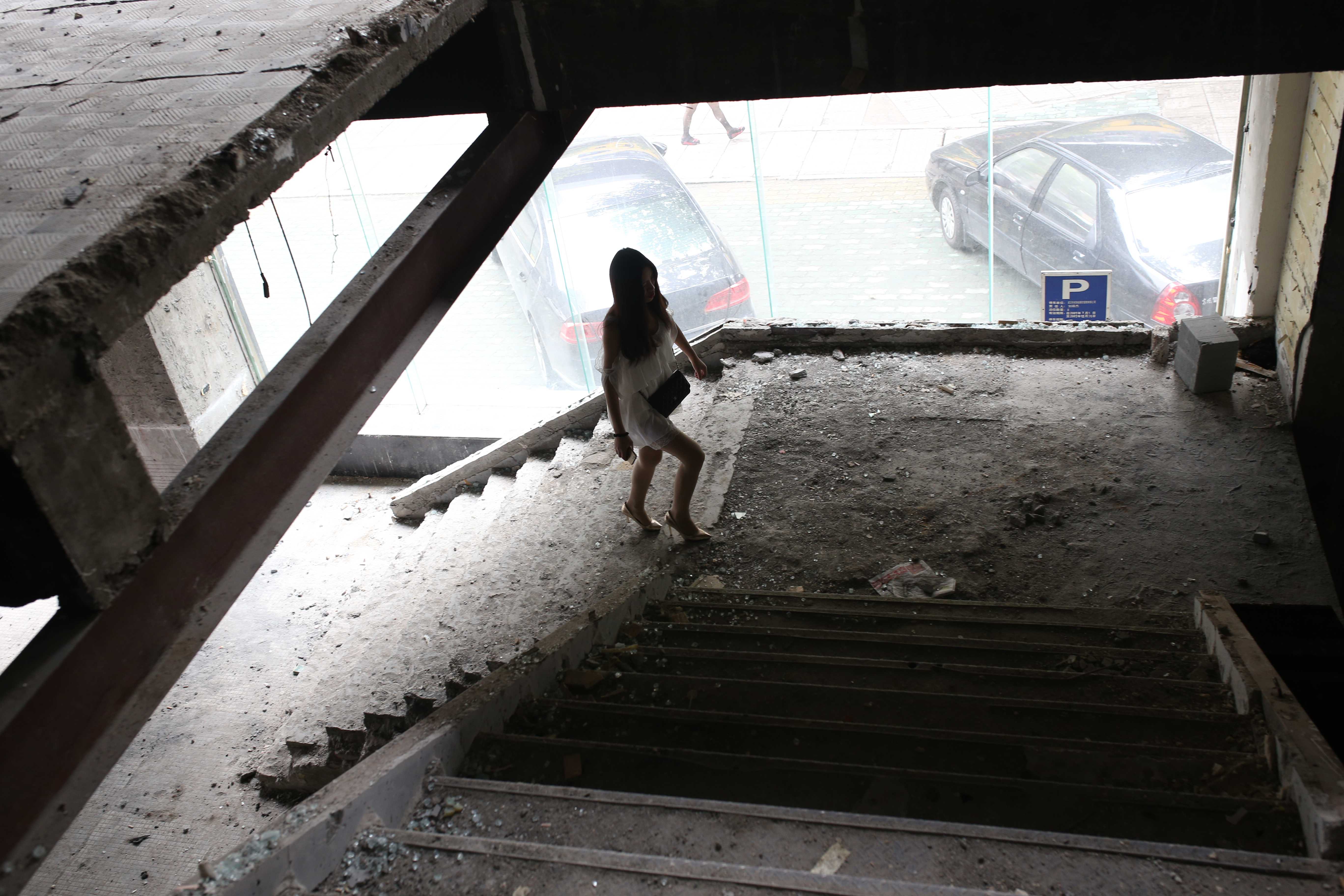 《旧楼翻新越拍长丝脚丫+视频一部》作品图