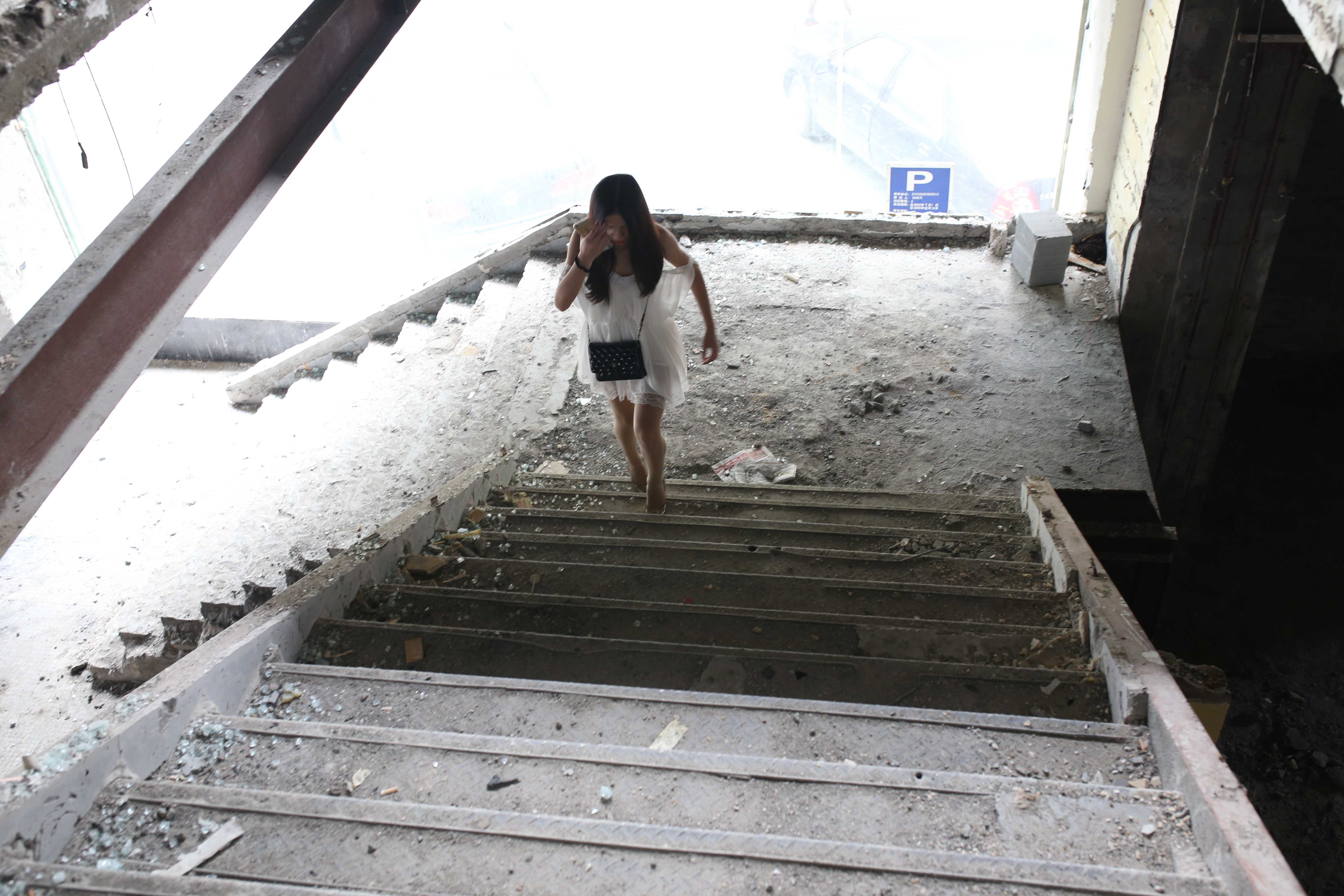 《旧楼翻新越拍长丝脚丫+视频一部》作品图