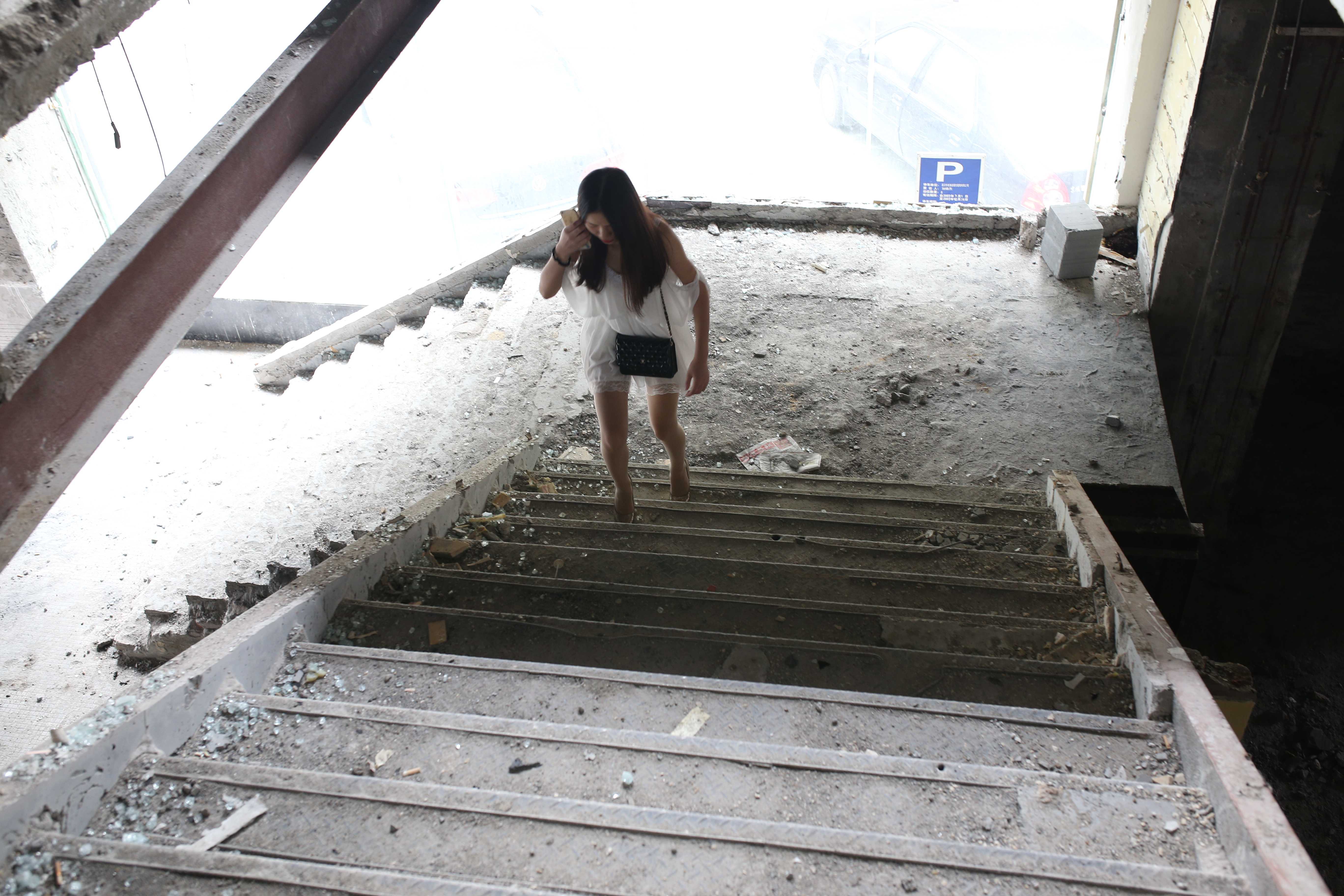 《旧楼翻新越拍长丝脚丫+视频一部》作品图