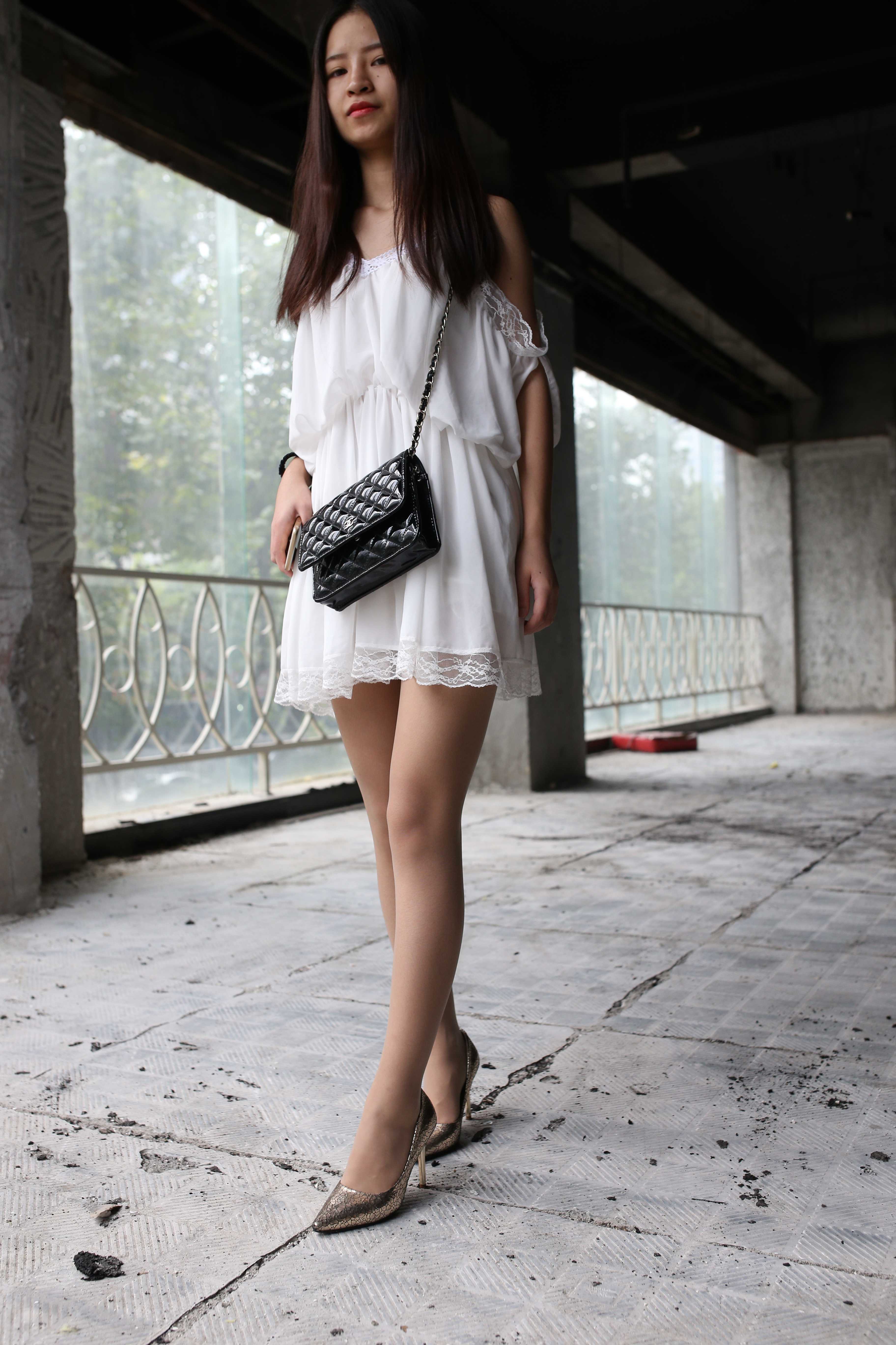 《旧楼翻新越拍长丝脚丫+视频一部》作品图