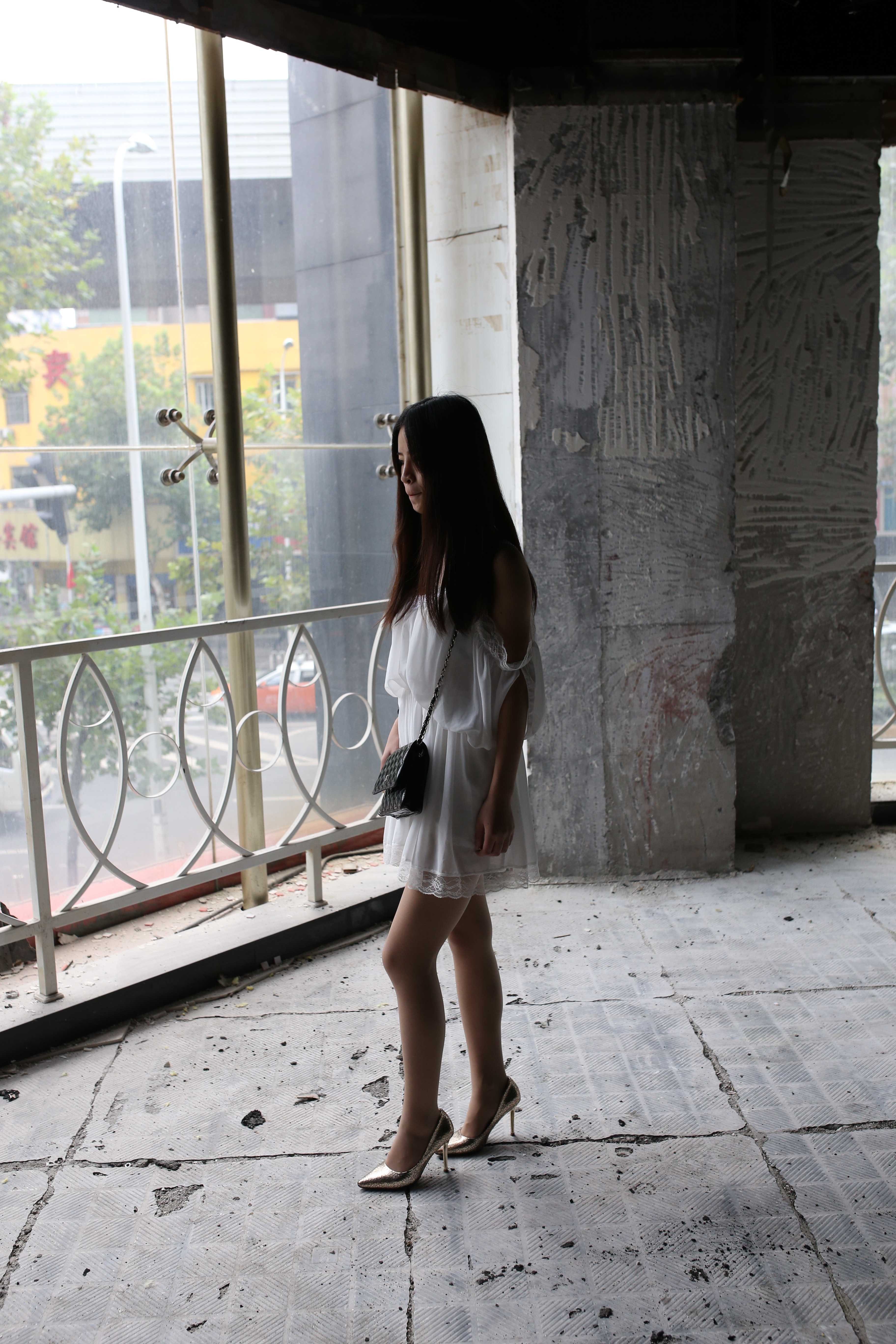 《旧楼翻新越拍长丝脚丫+视频一部》作品图