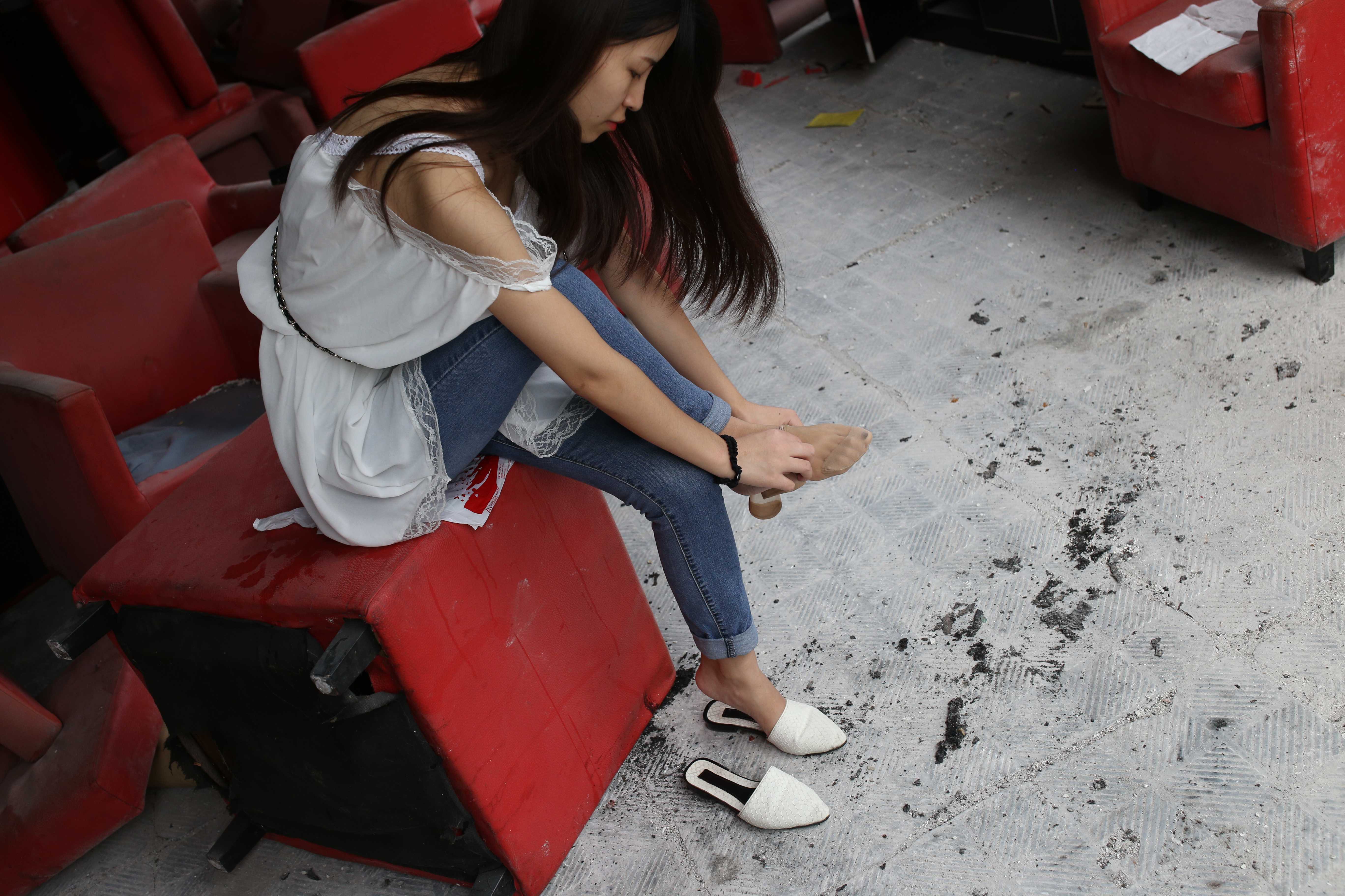 《旧楼翻新越拍牛仔の肉丝脚丫》作品图