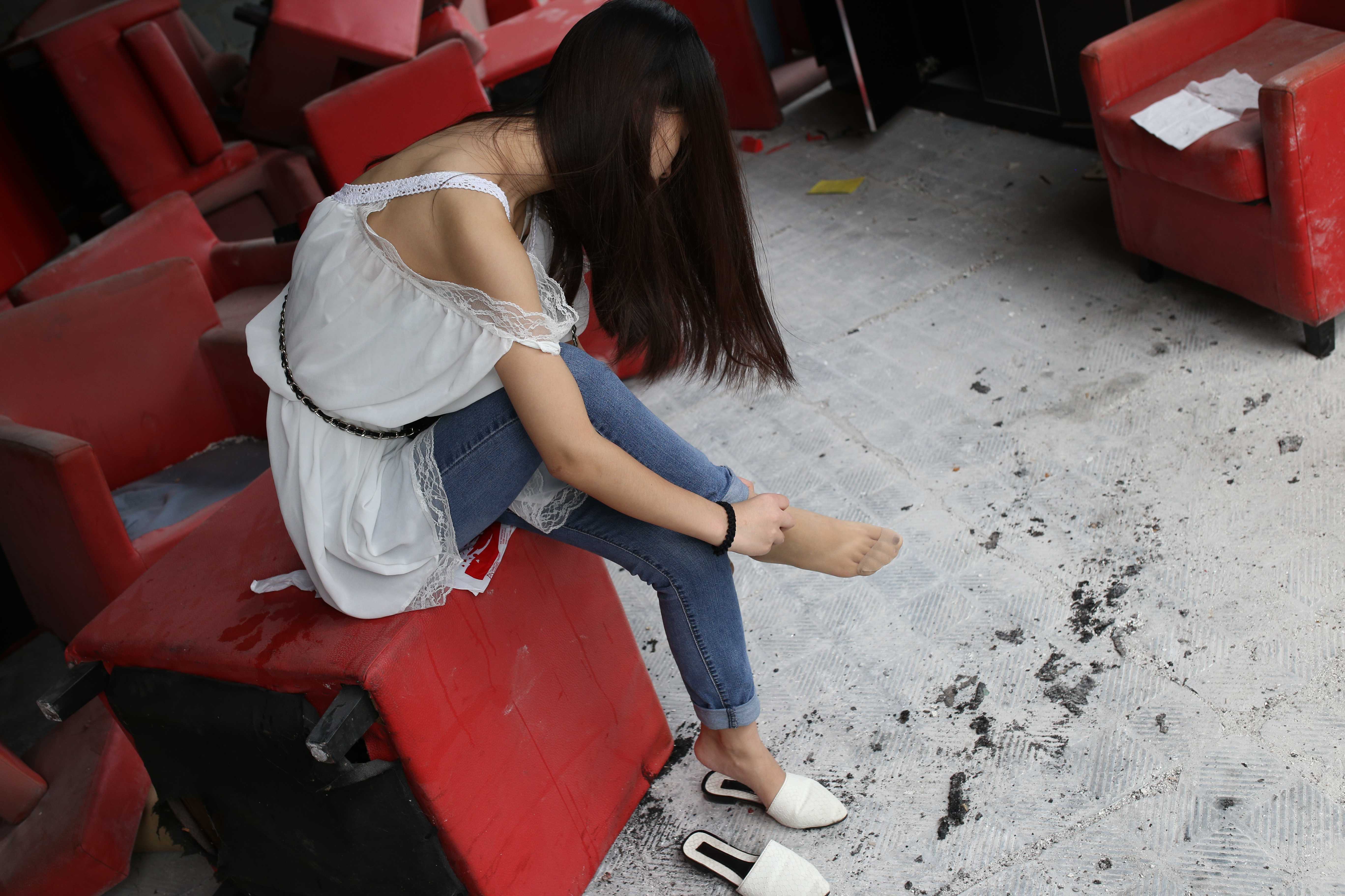 《旧楼翻新越拍牛仔の肉丝脚丫》作品图