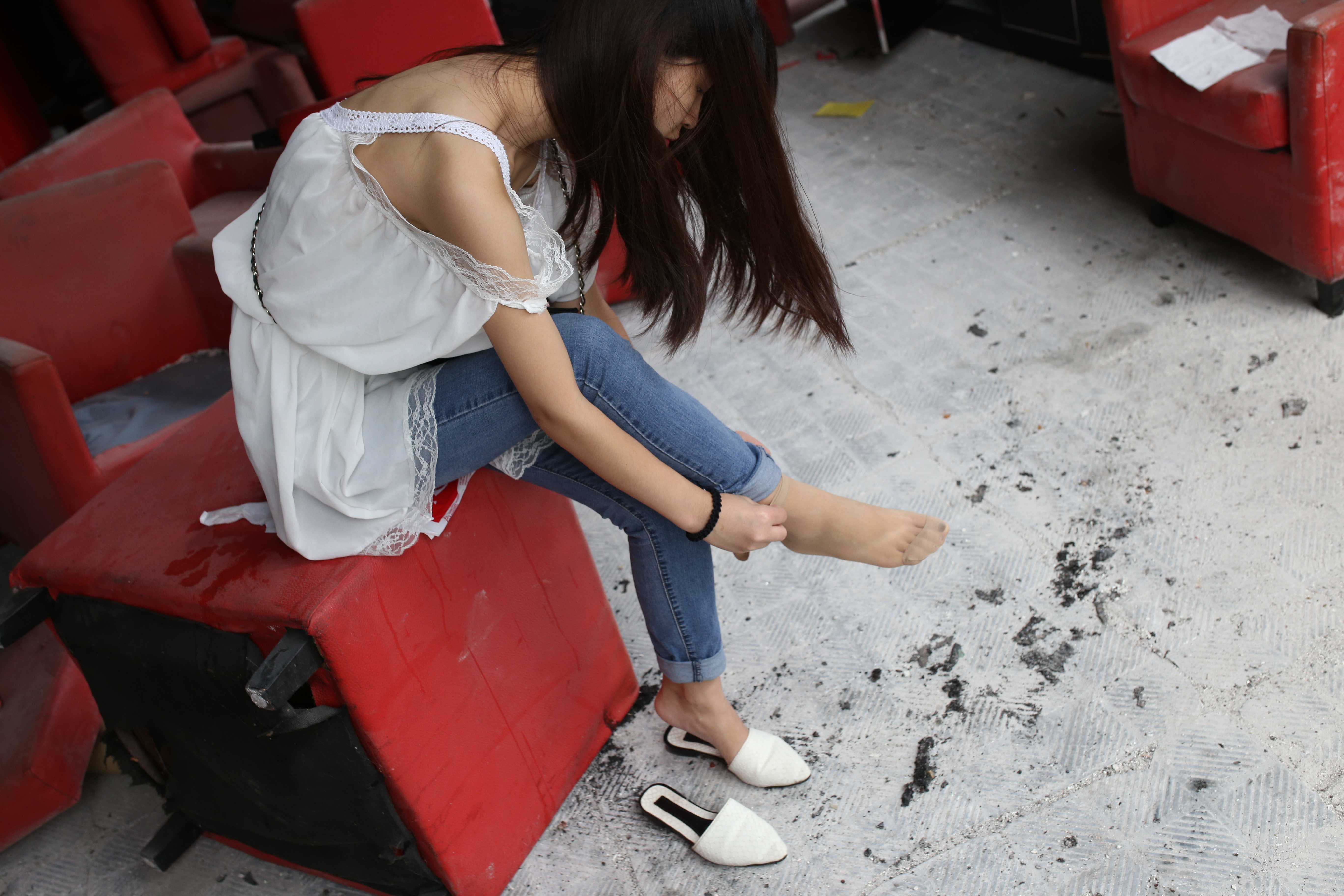 《旧楼翻新越拍牛仔の肉丝脚丫》作品图