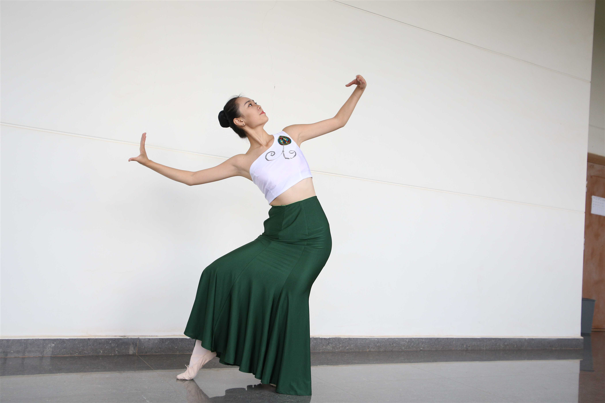 《绿裙舞蹈女生+视频一部》作品图