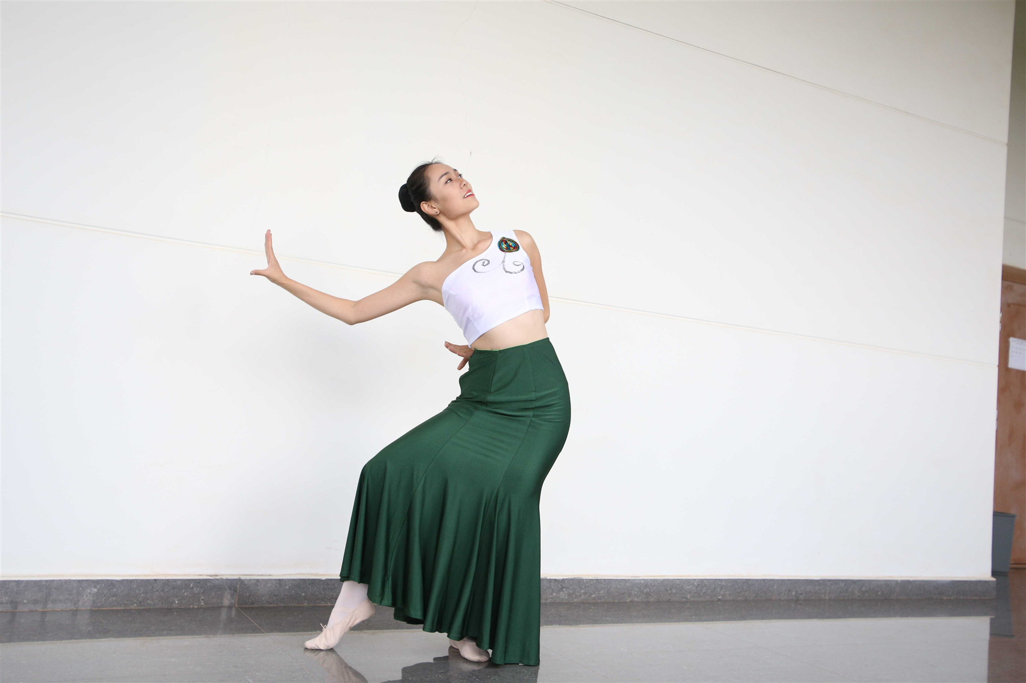 《绿裙舞蹈女生+视频一部》作品图