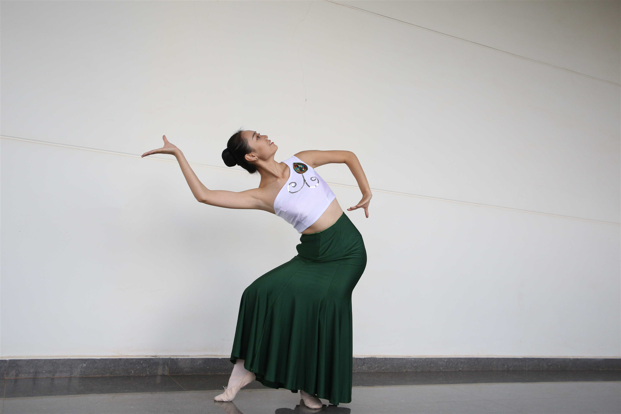 《绿裙舞蹈女生+视频一部》作品图