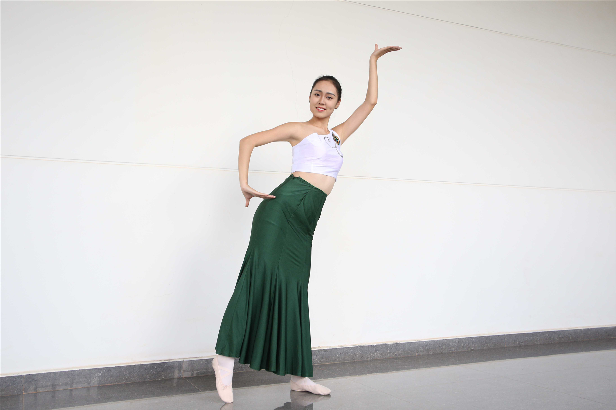 《绿裙舞蹈女生+视频一部》作品图