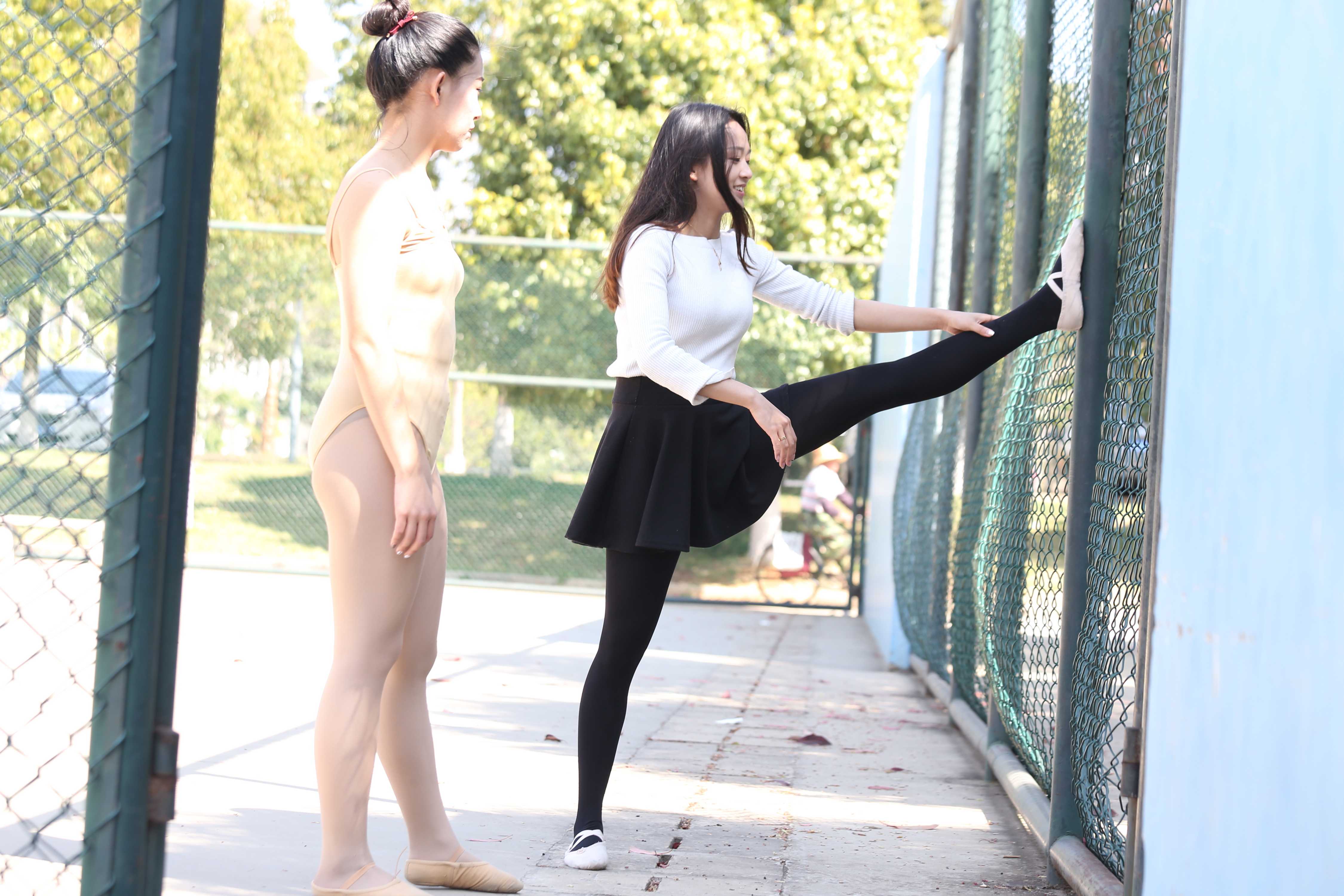 《两位小可爱操场上练舞》作品图