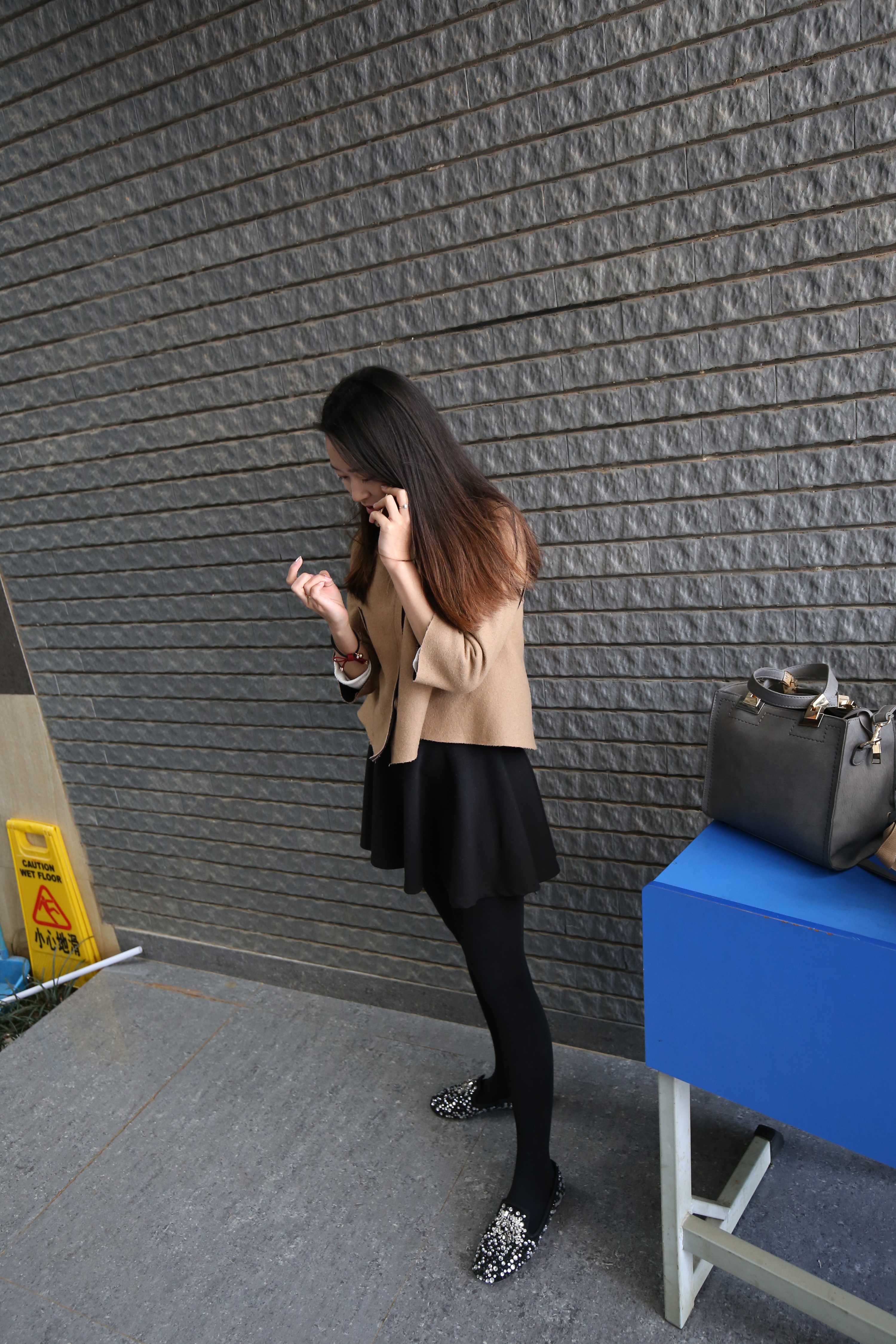 《两小姐姐操场上练舞》作品图