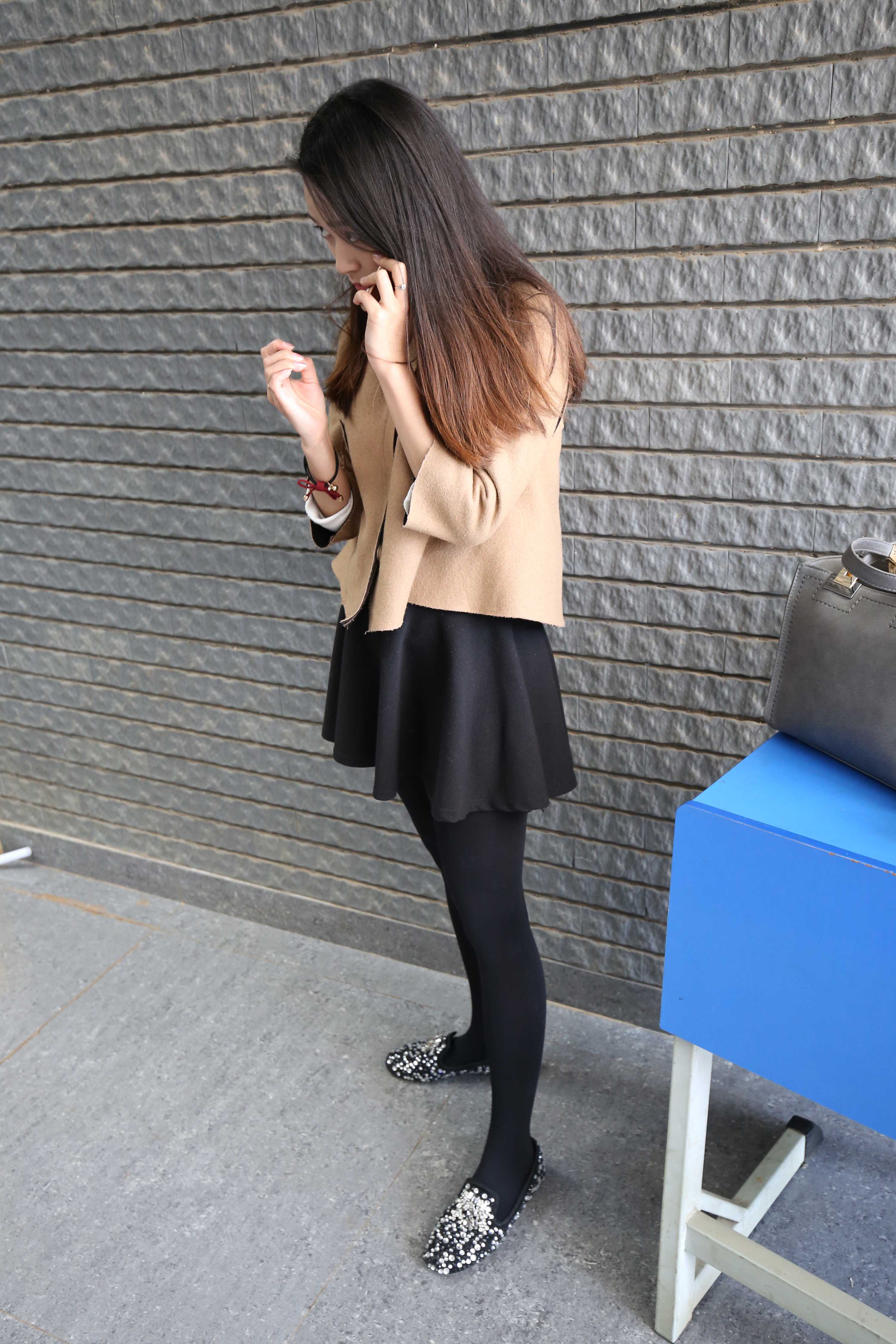 《两小姐姐操场上练舞》作品图