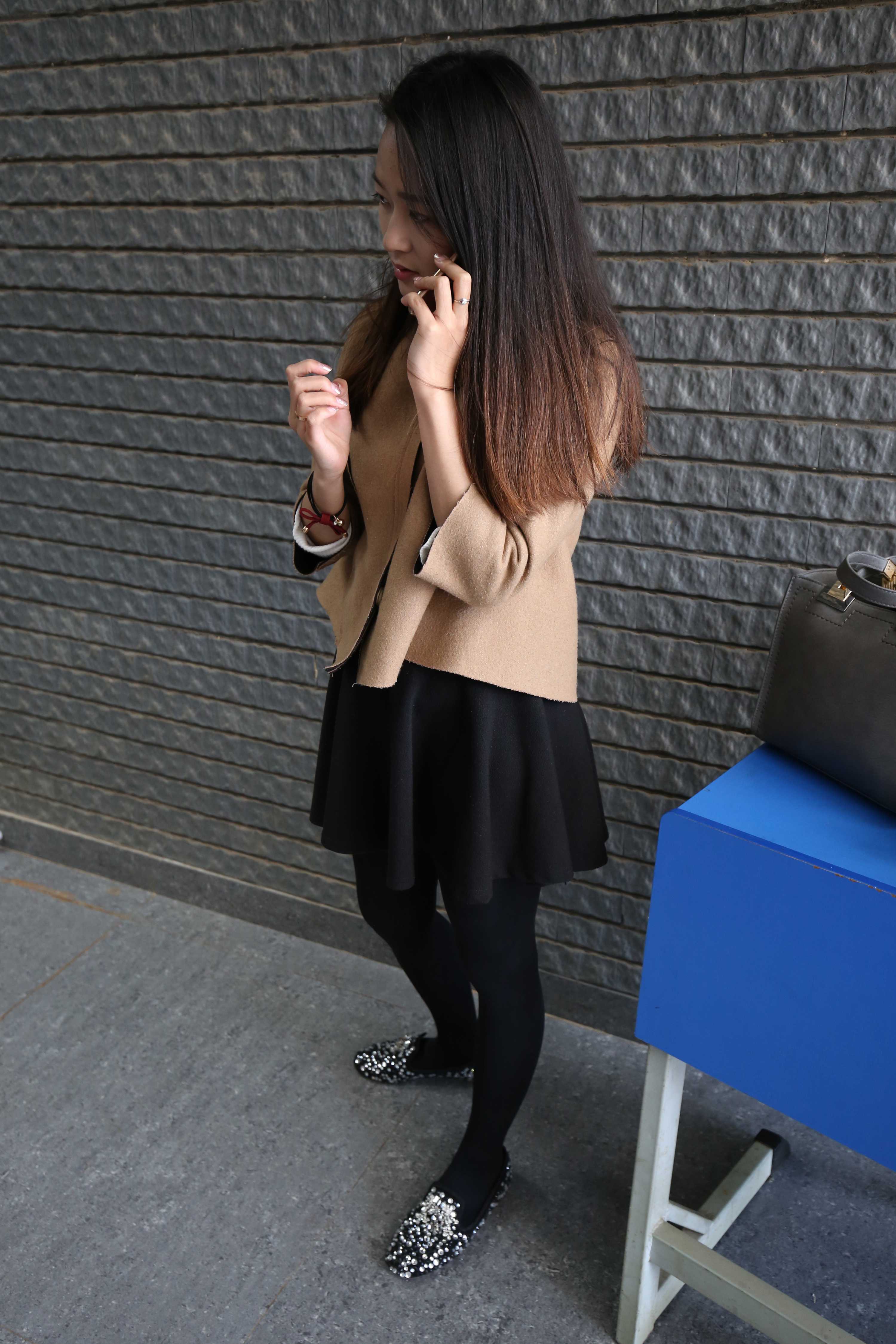 《两小姐姐操场上练舞》作品图