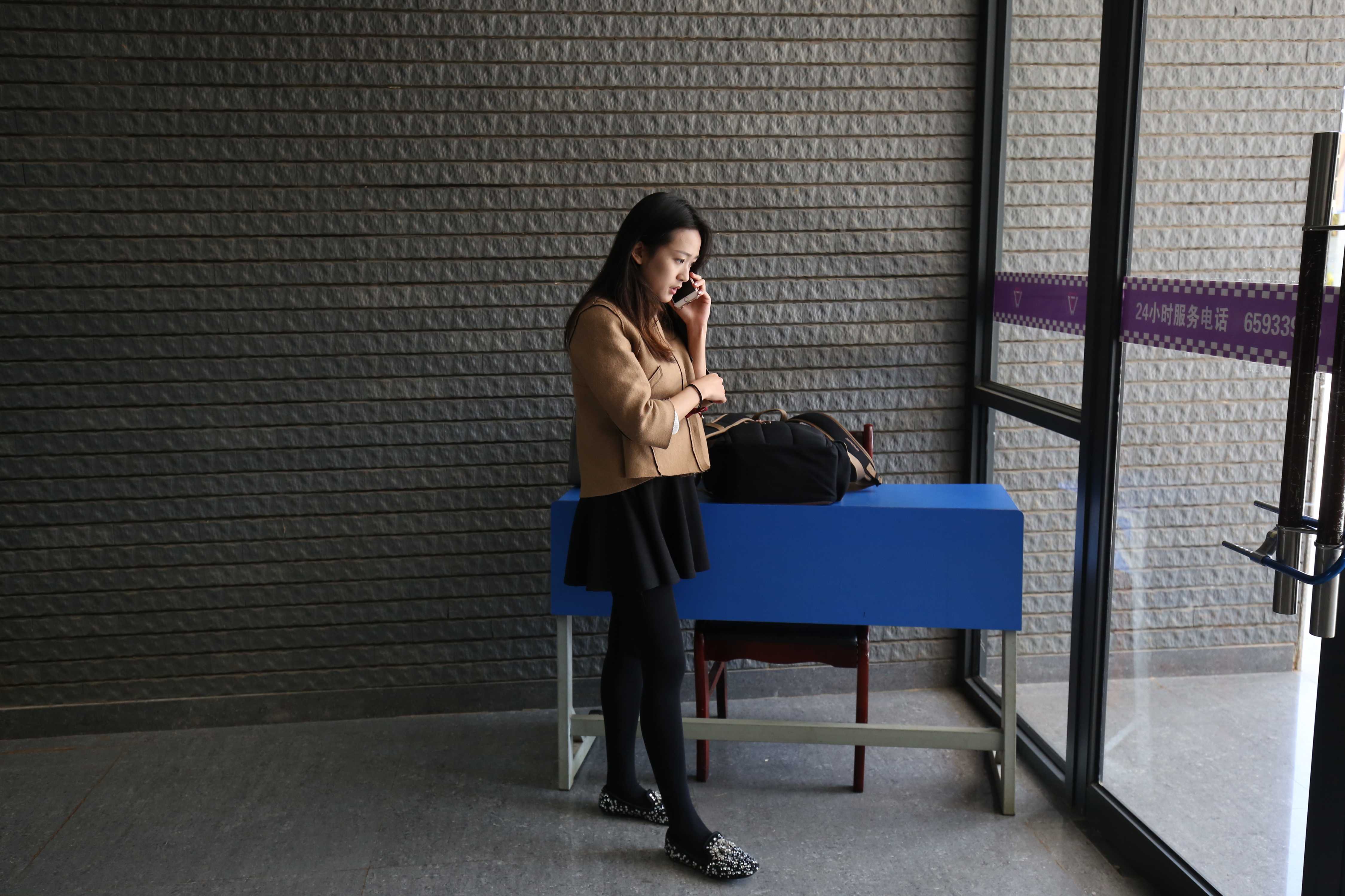 《两小姐姐操场上练舞》作品图