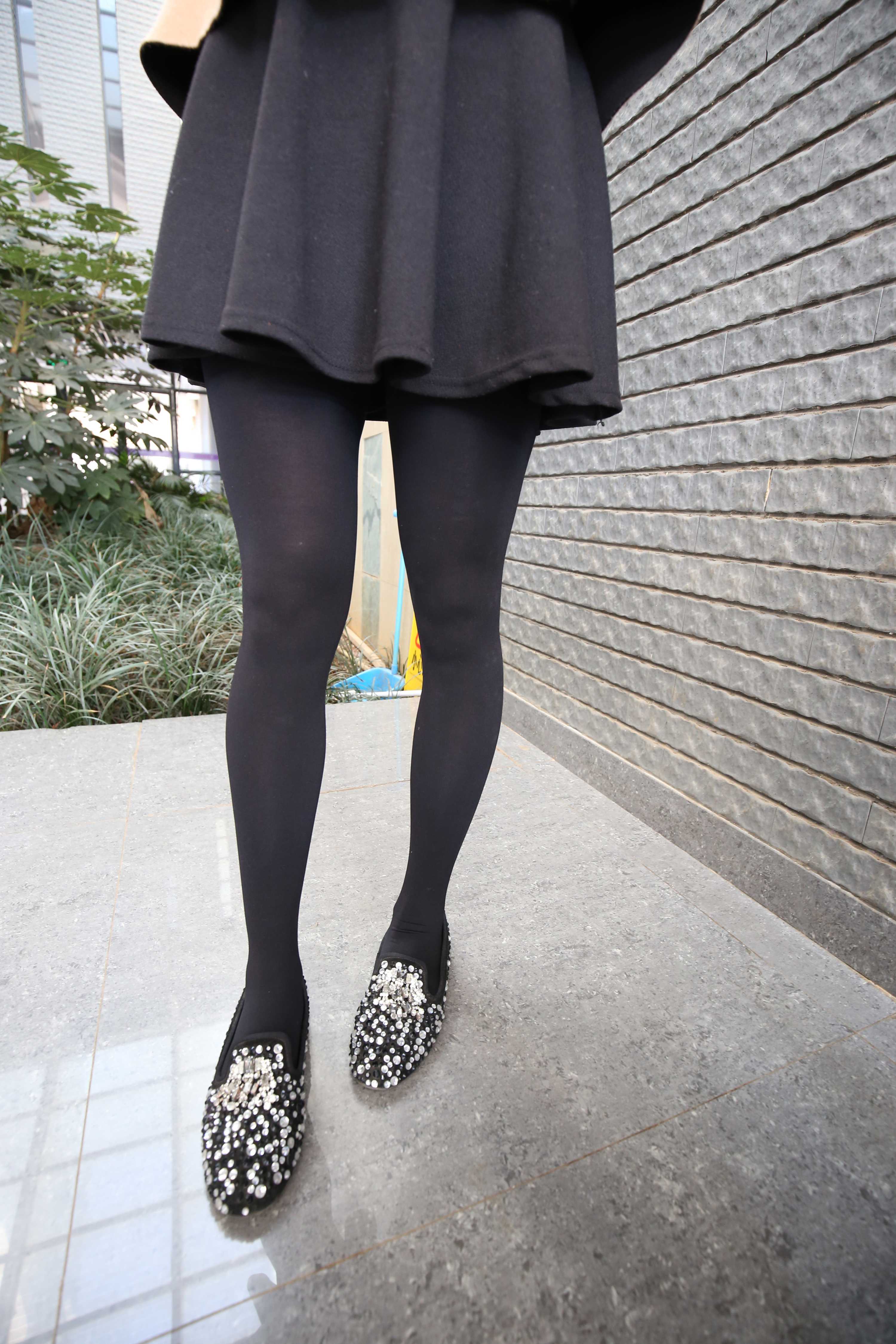 《两小姐姐操场上练舞》作品图