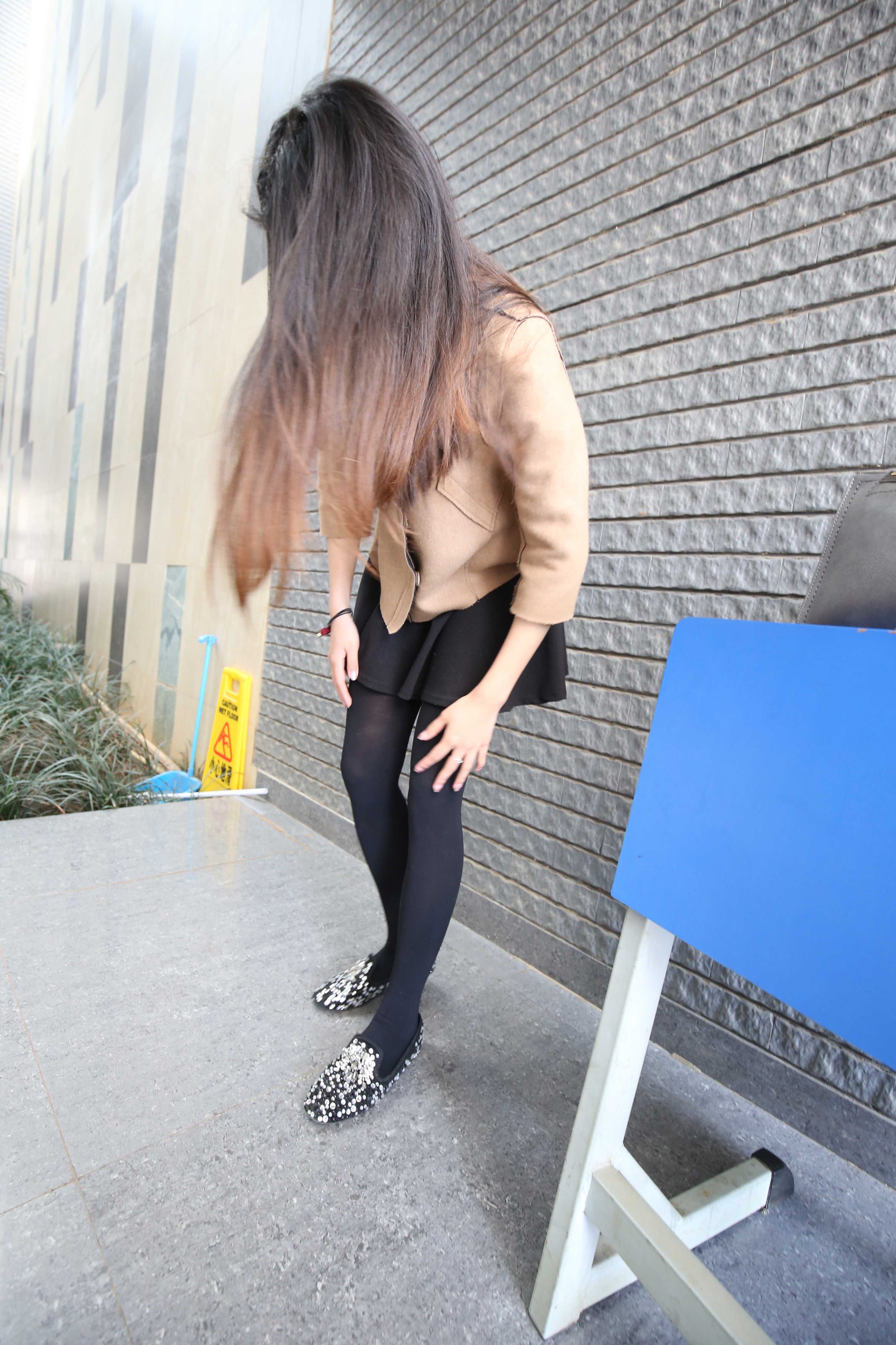 《两小姐姐操场上练舞》作品图