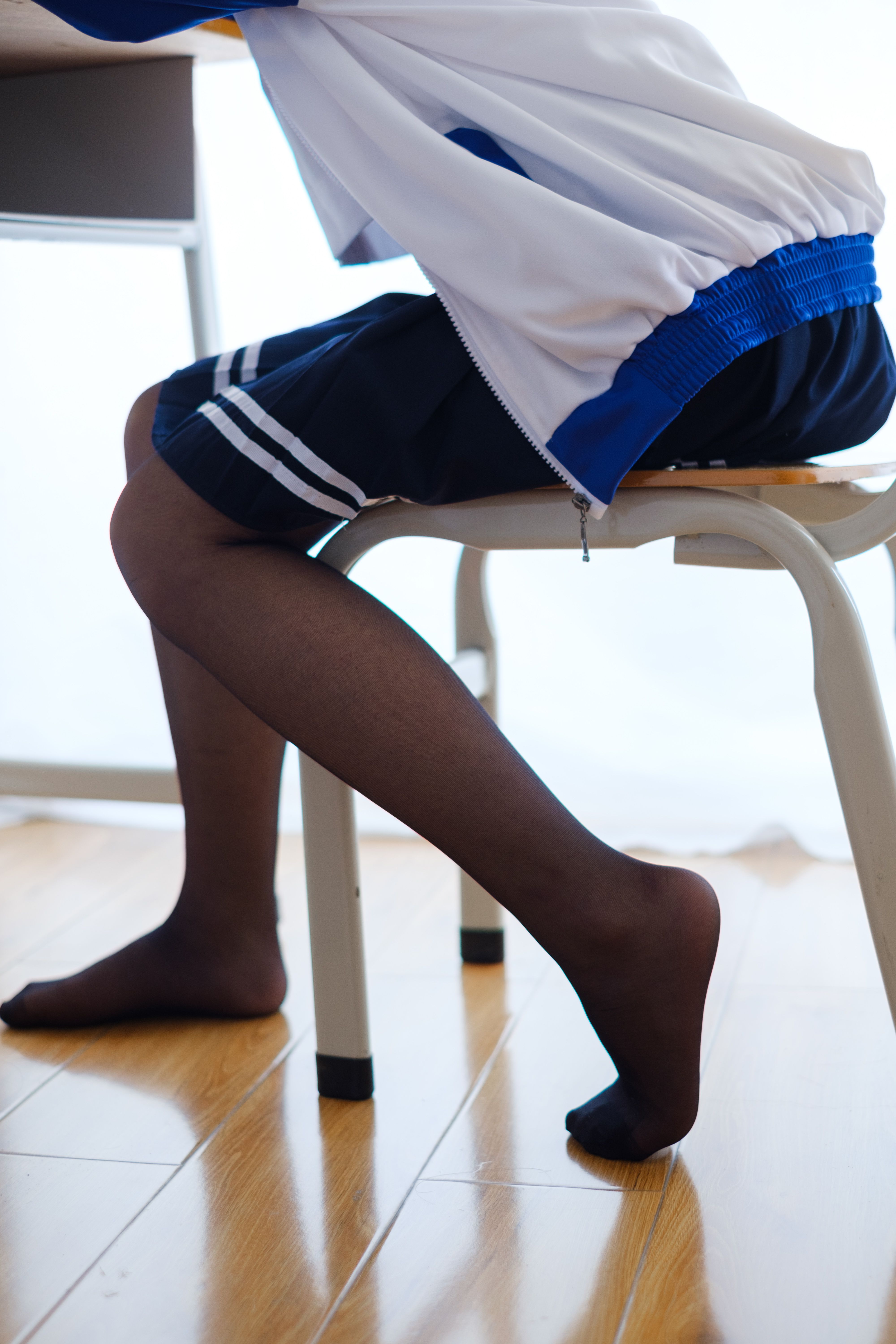 《高中校服の黑丝脚丫+视频一部》作品图