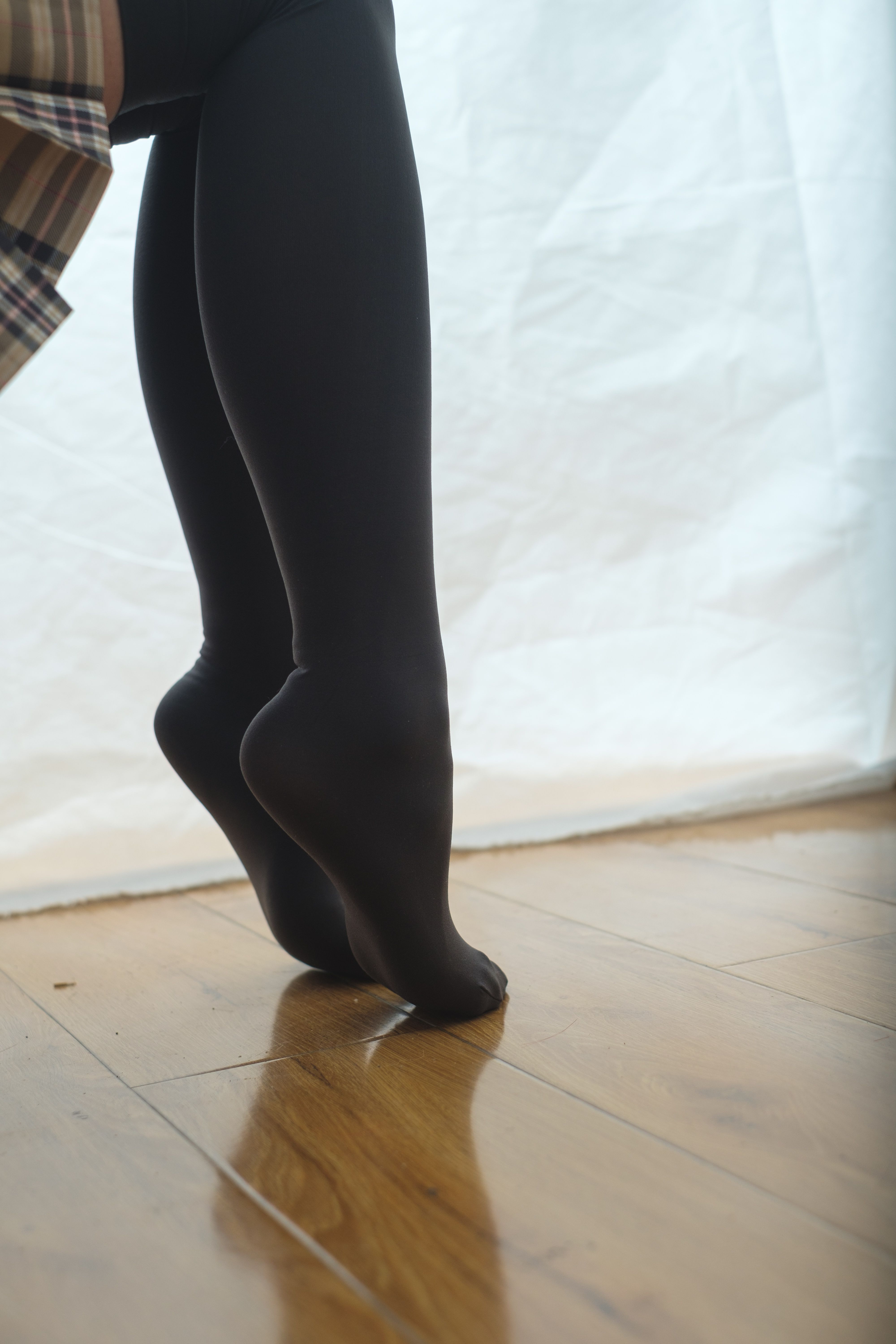 《害羞少女黑丝脚丫+视频一部》作品图