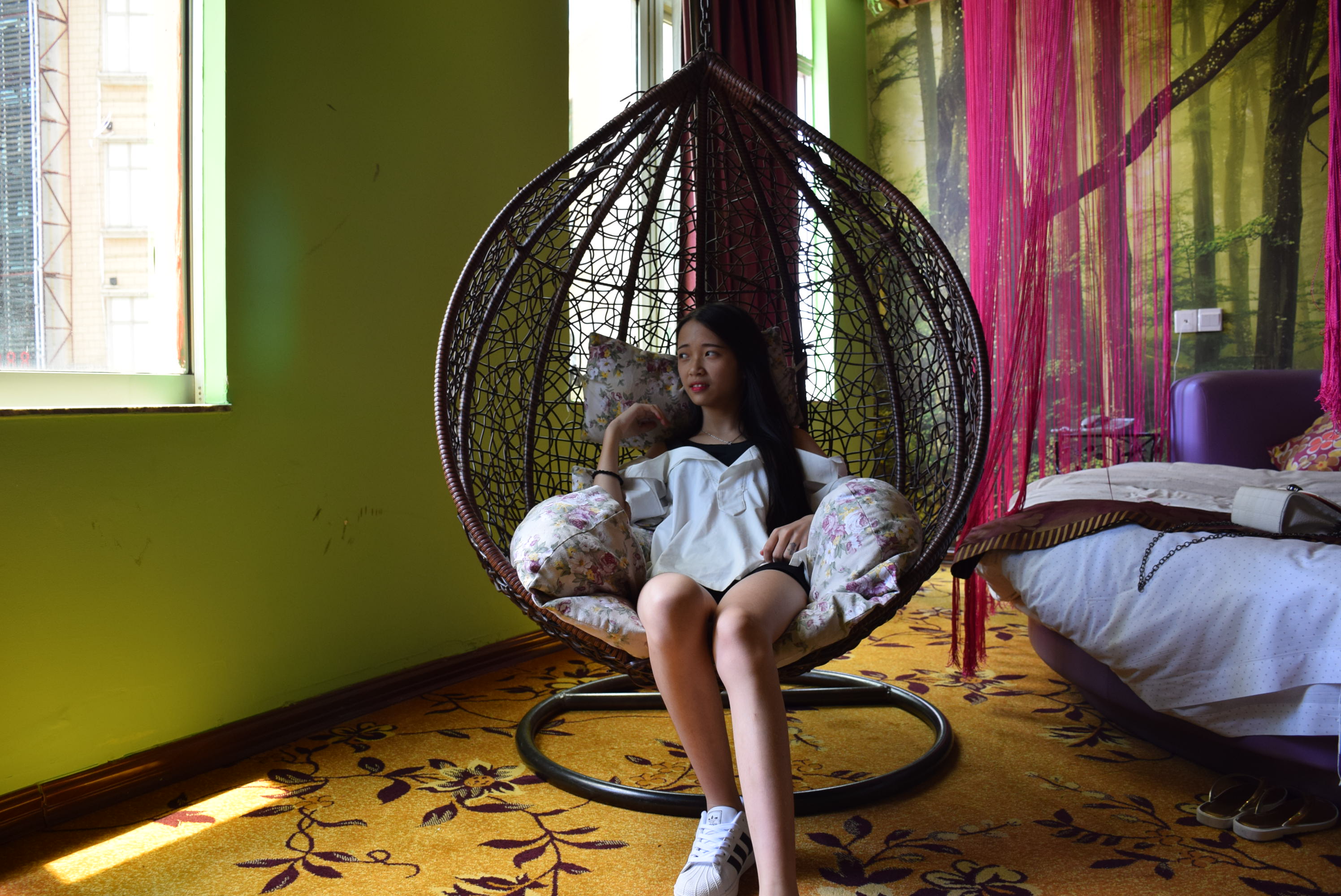 《学生妹玉玉棉袜の裸足》作品图