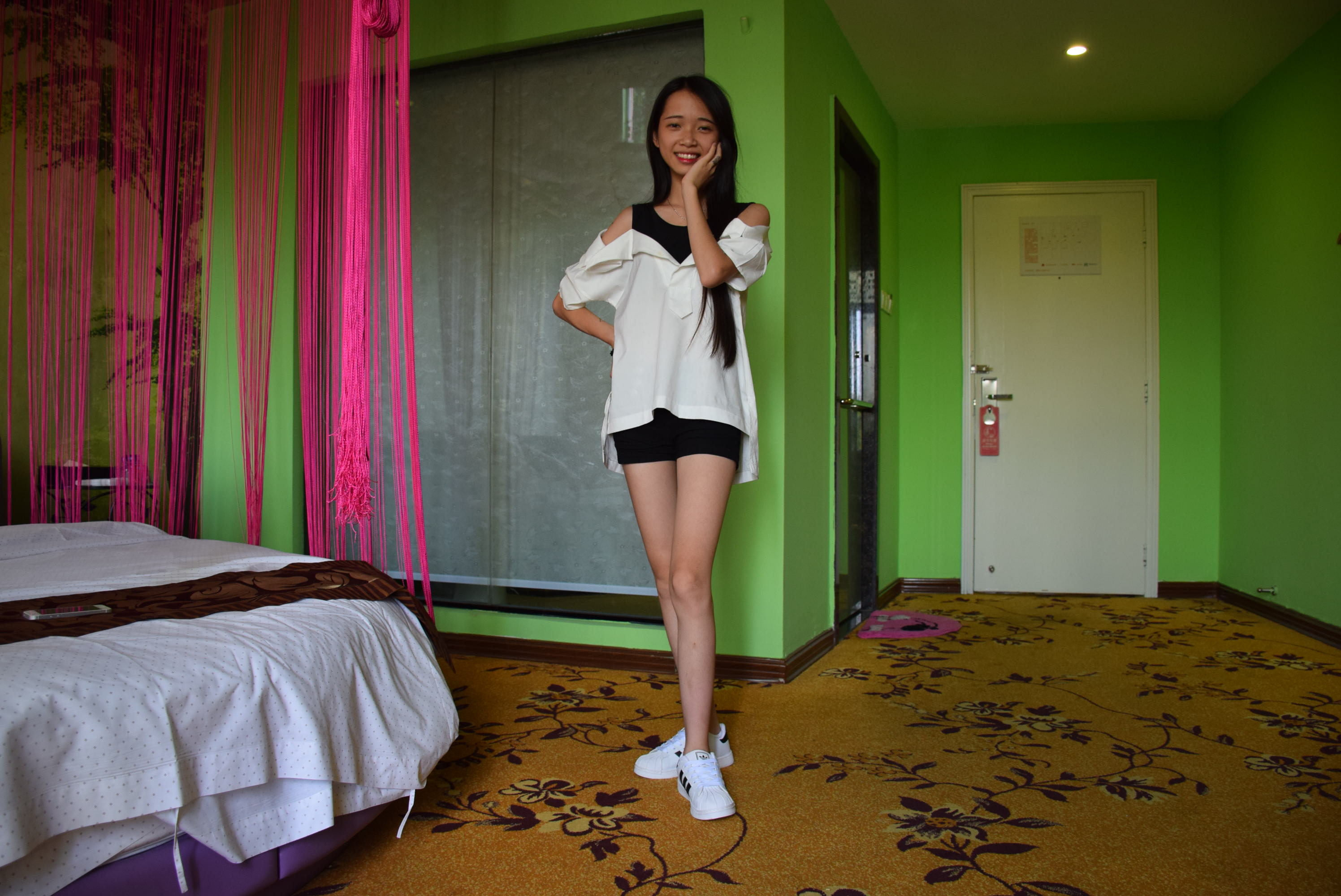 《学生妹玉玉棉袜の裸足》作品图