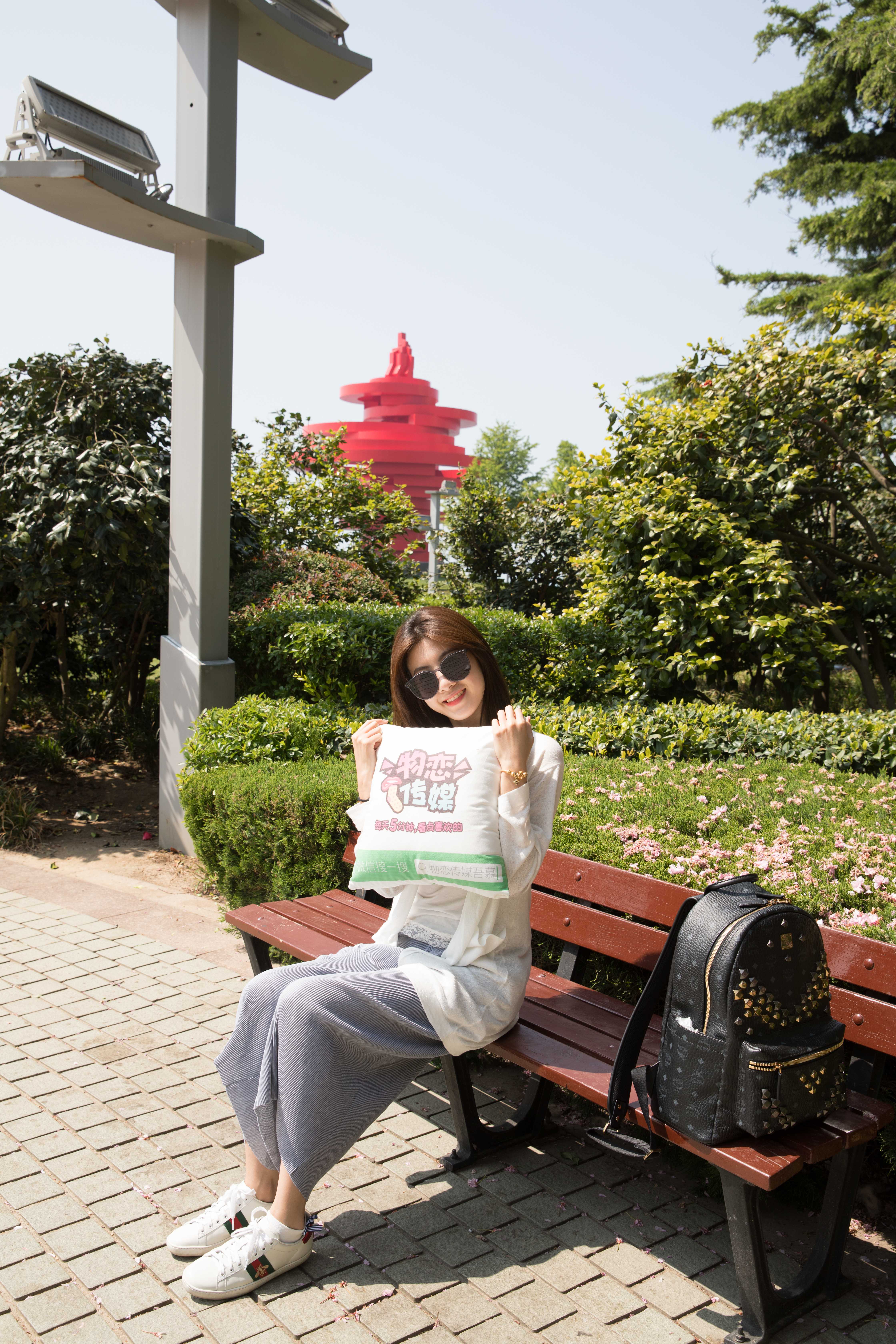 《清纯美少女板鞋棉袜脚+视频一部》作品图