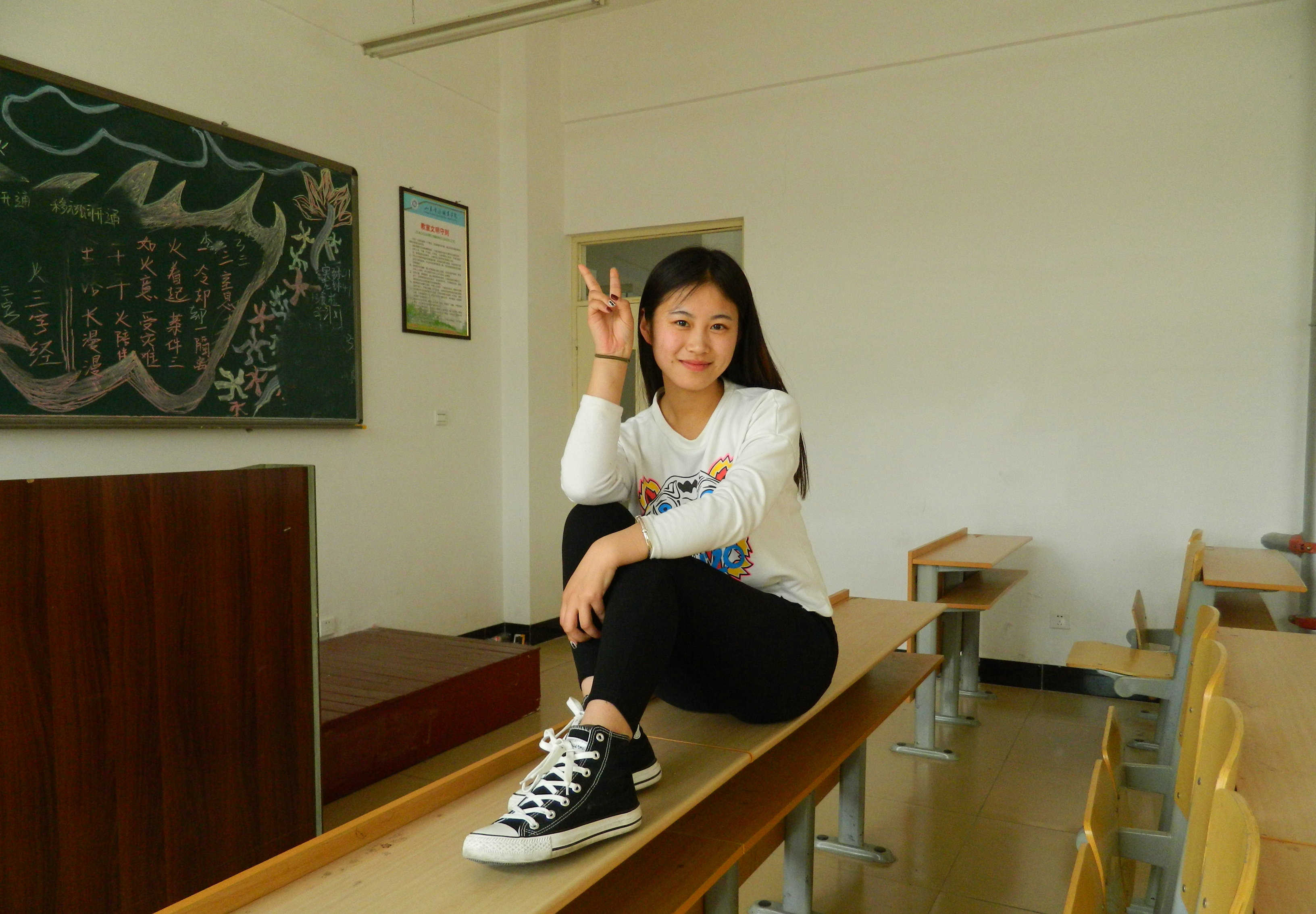 《学妹璐璐教室帆布鞋裸足》作品图