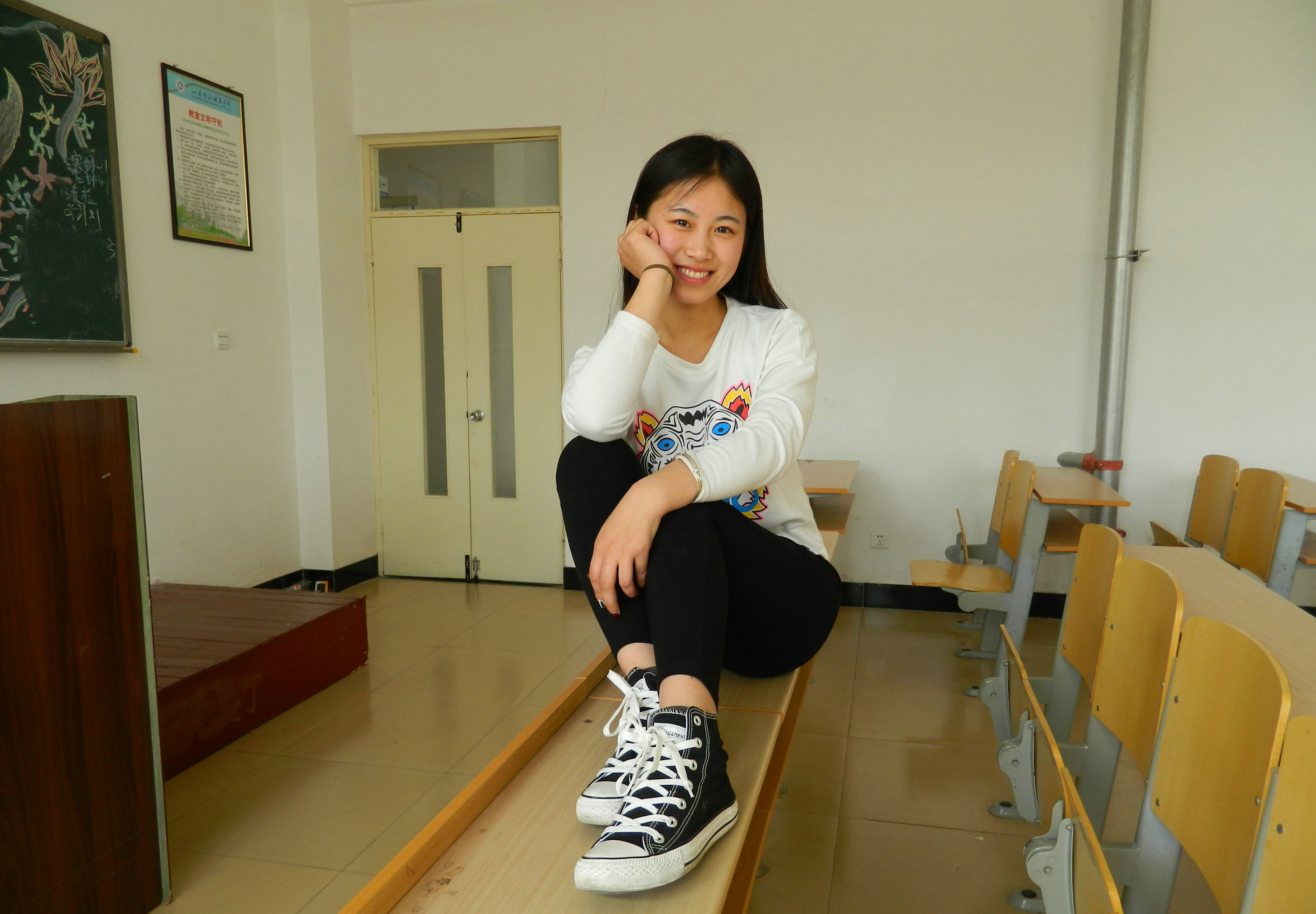 《学妹璐璐教室帆布鞋裸足》作品图